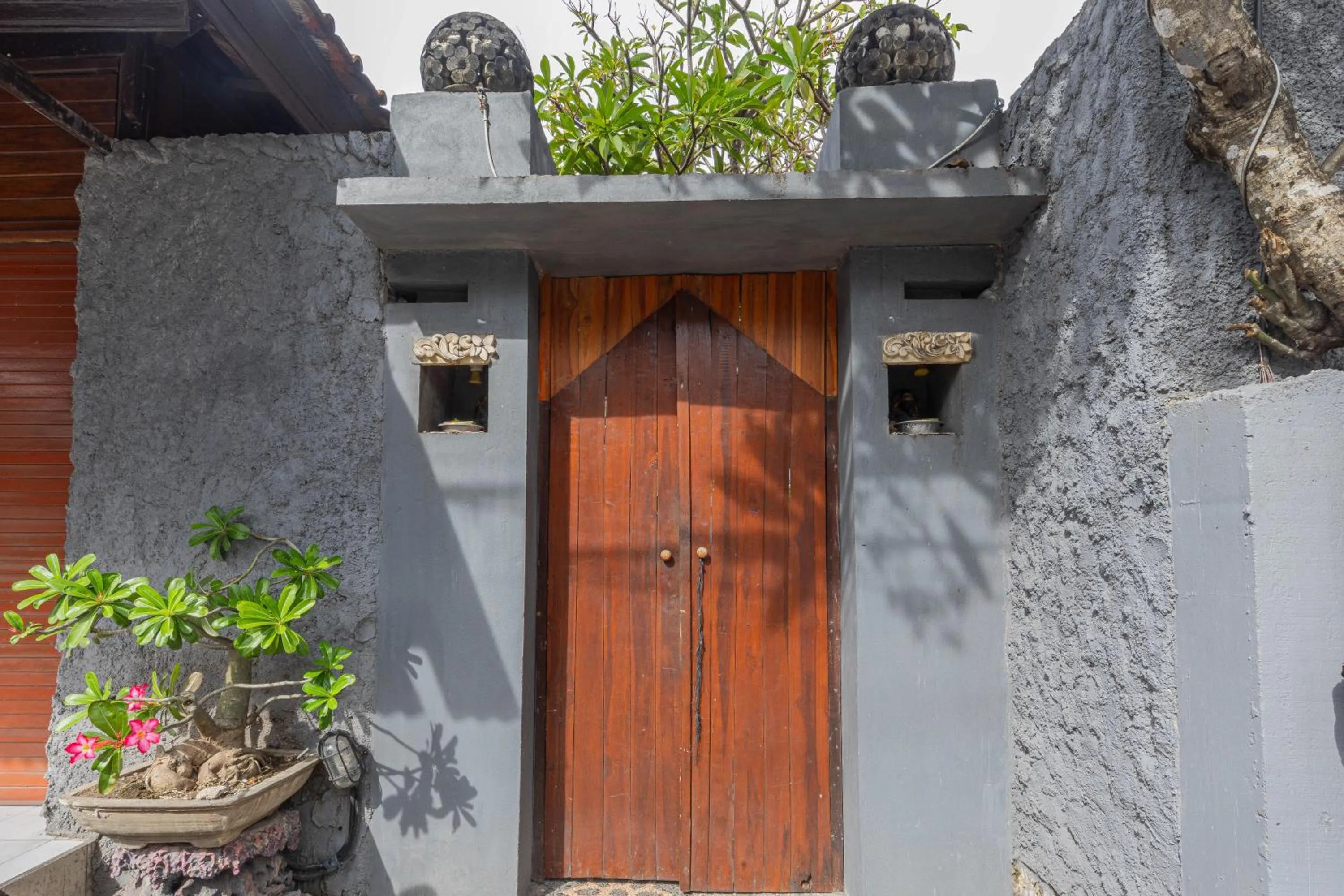 Facade/entrance in Swan Beach Inn