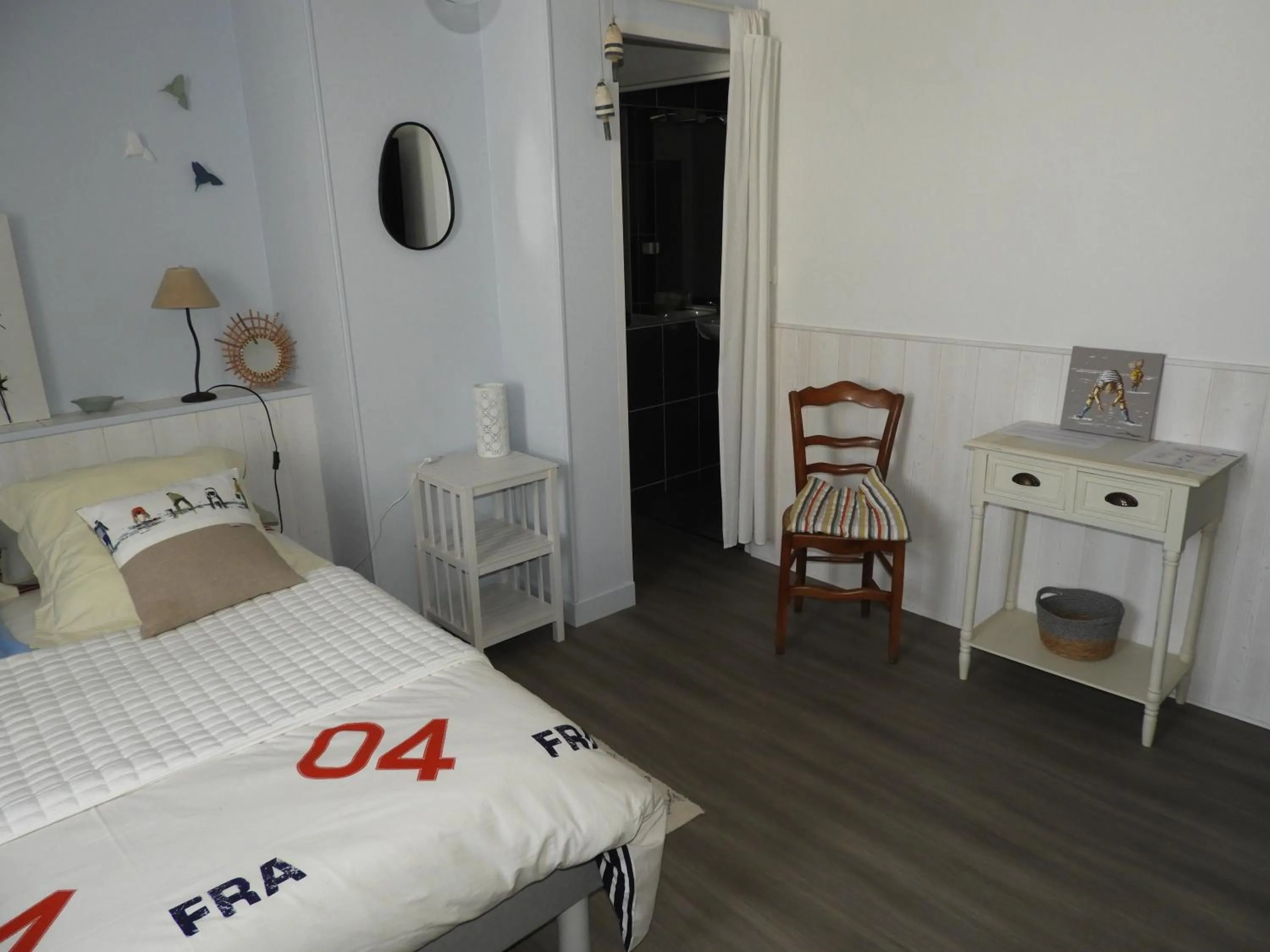Photo of the whole room, Bed in les volets bleus