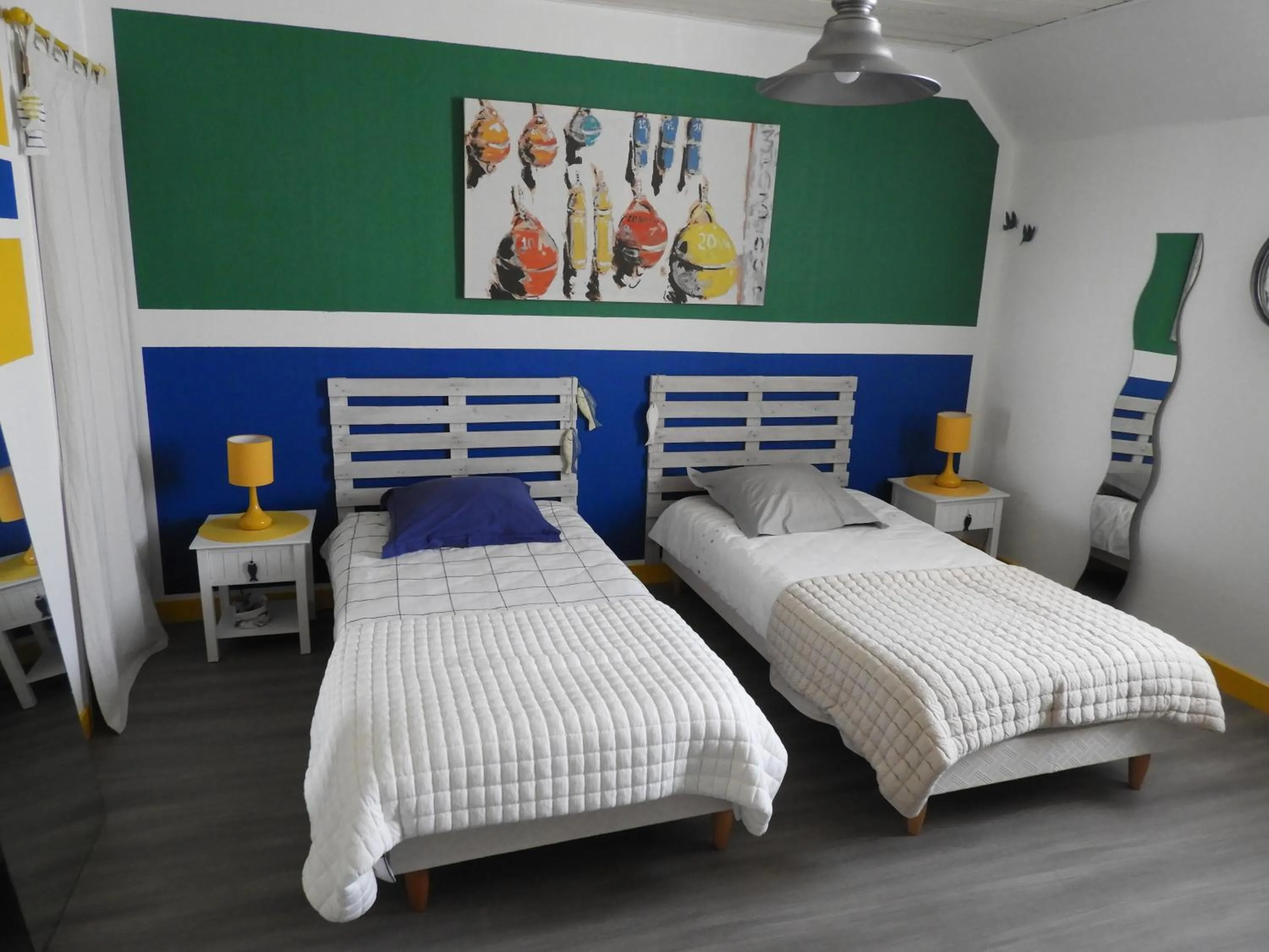 Photo of the whole room, Bed in les volets bleus