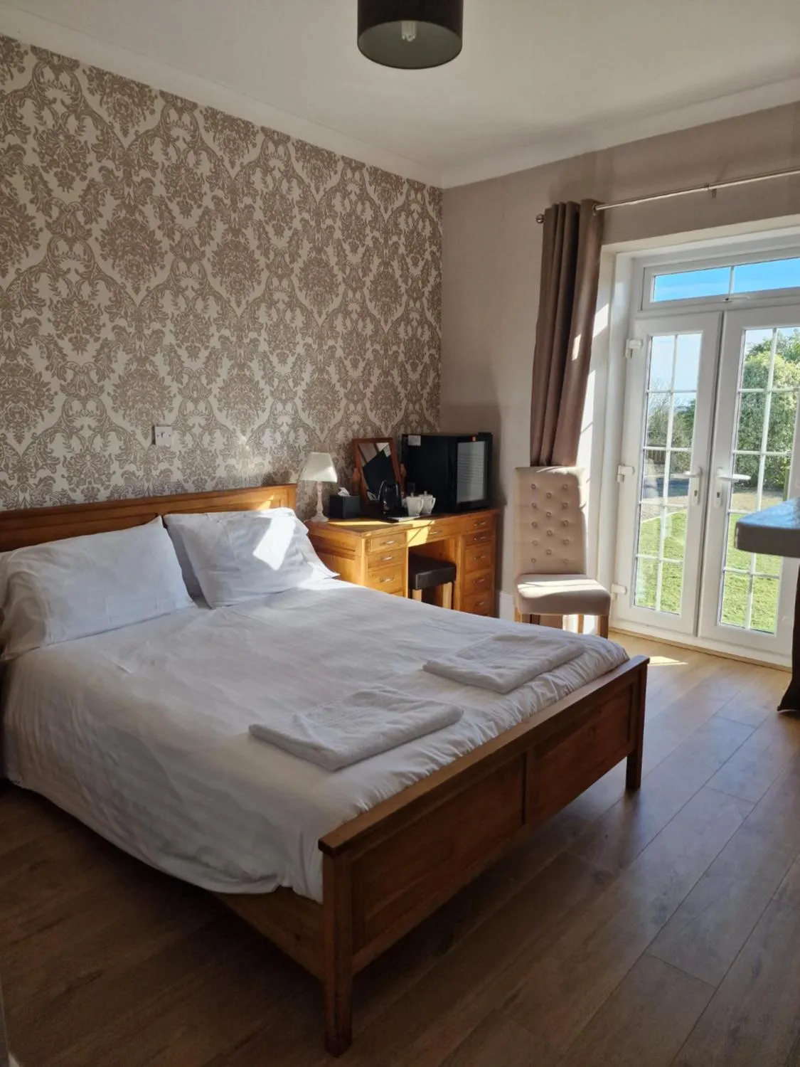 Bedroom, Bed in Broadway Country House