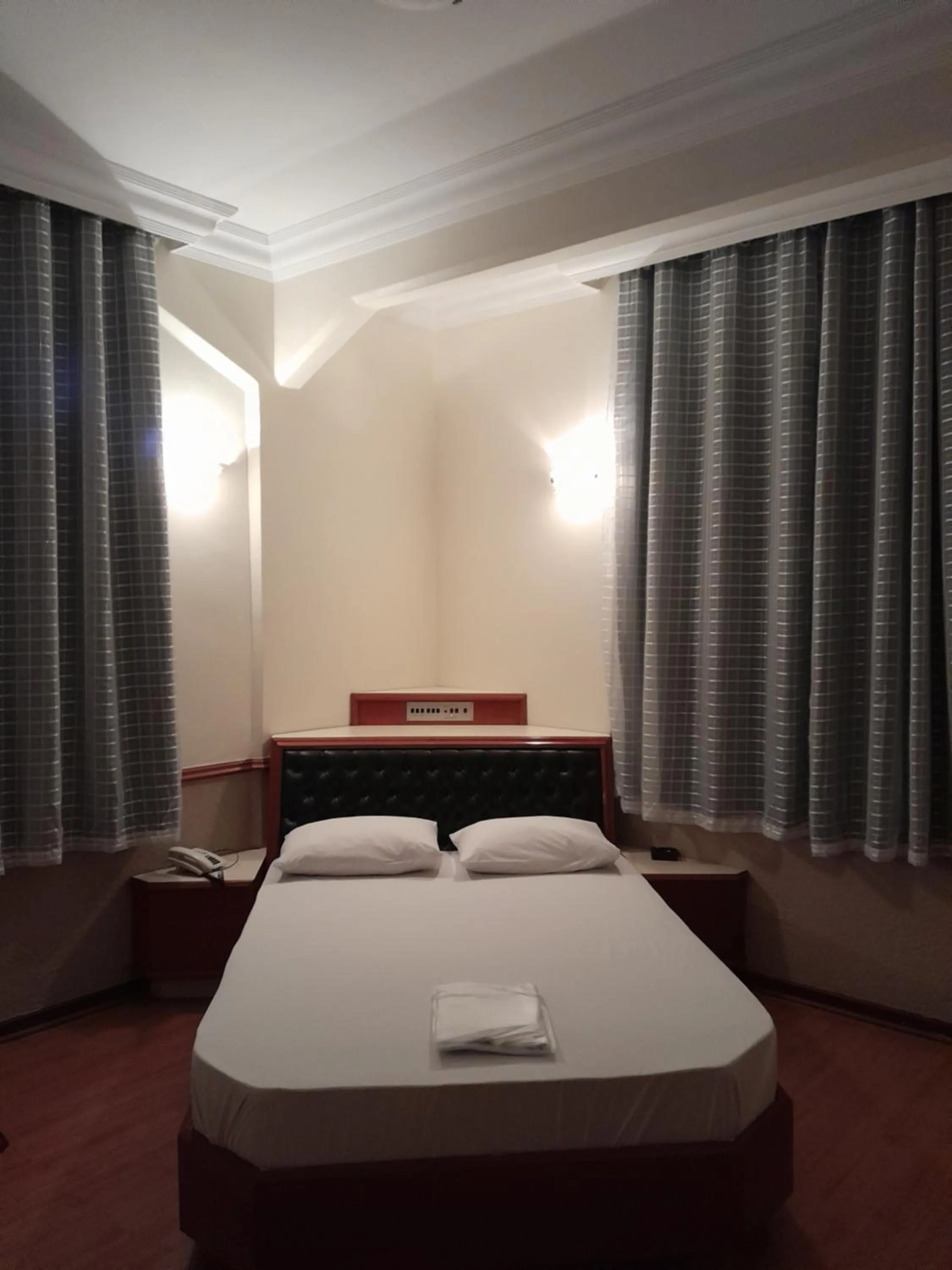 Photo of the whole room, Bed in Hotel Paris