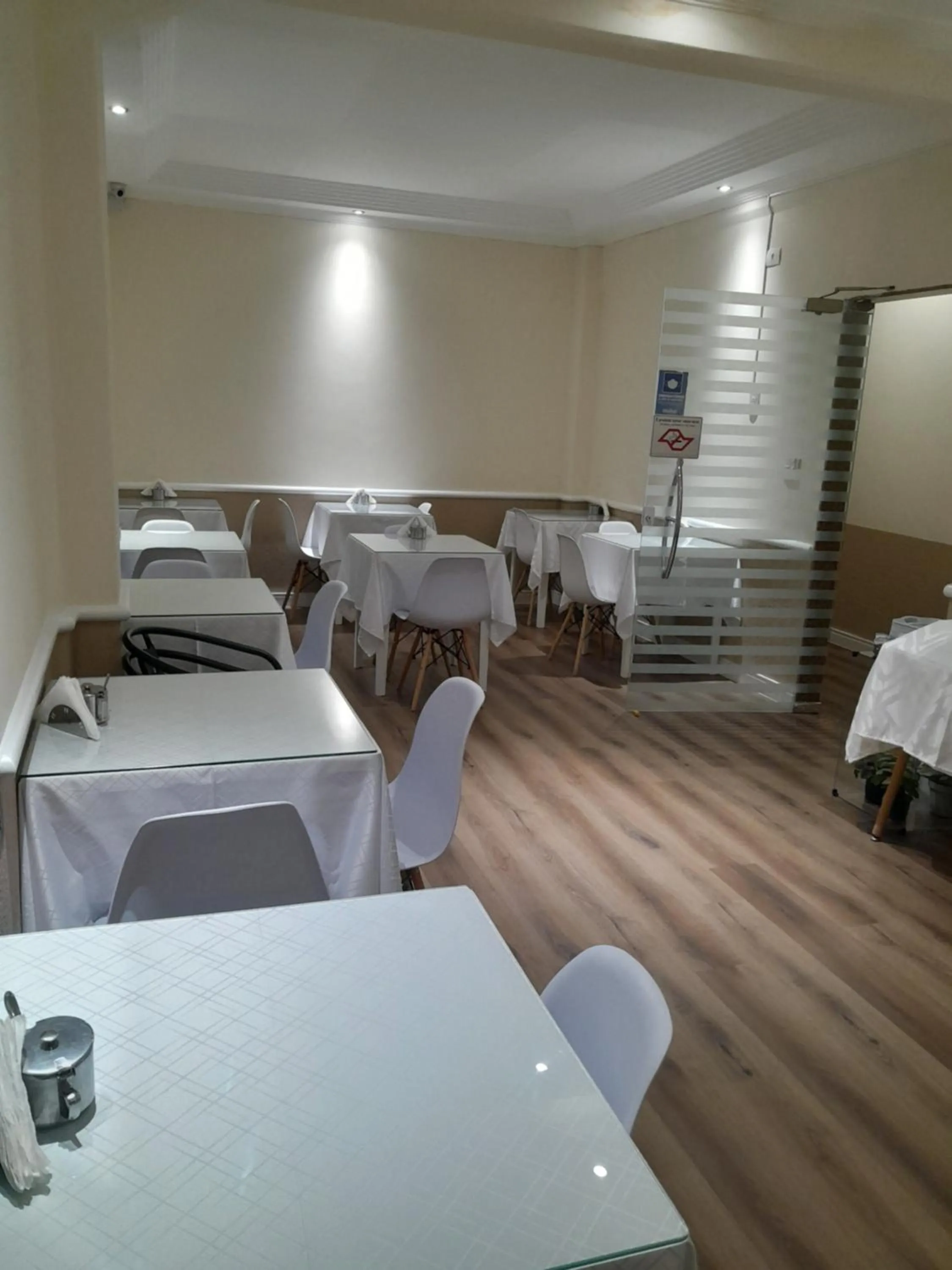 Restaurant/places to eat in Hotel Paris