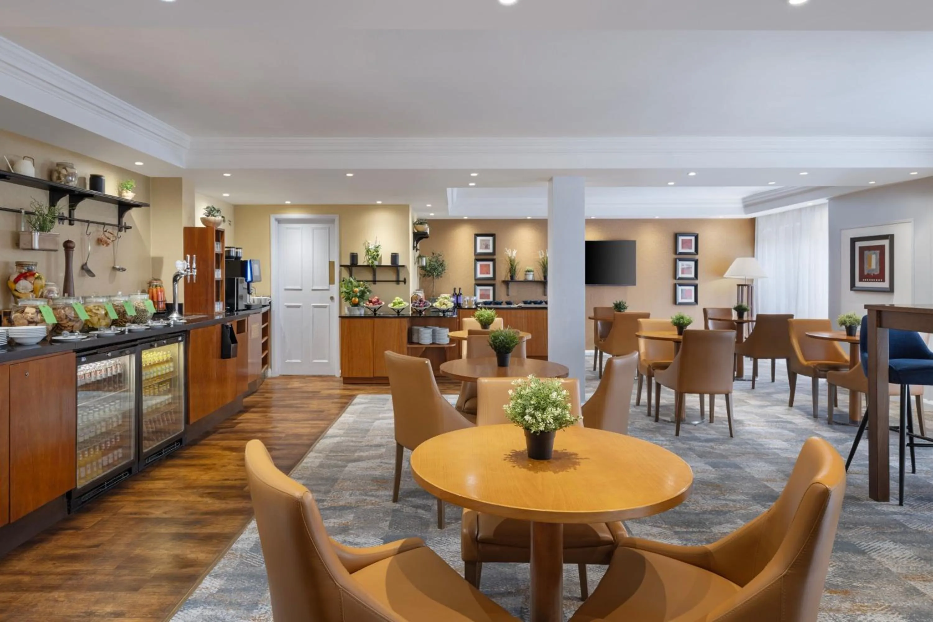 Lounge or bar in Delta Hotels by Marriott Heathrow Windsor