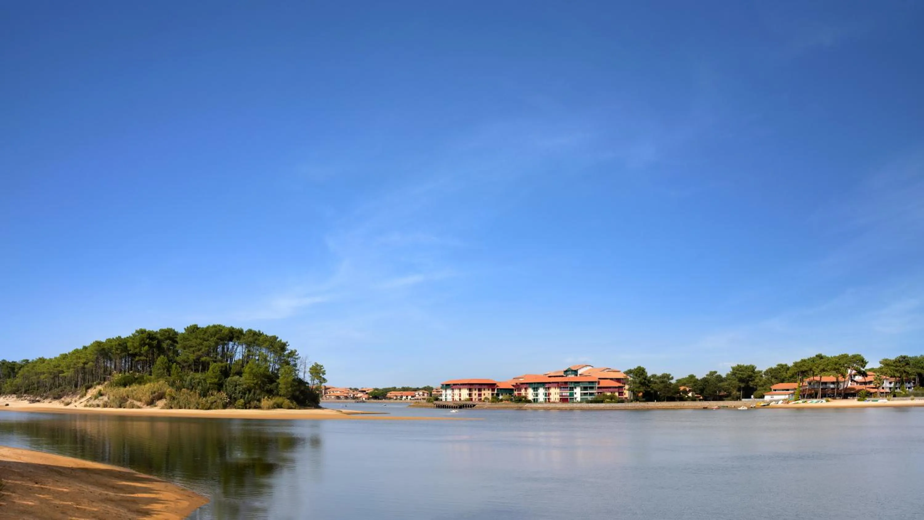 Lake view in SOWELL Family Pignada Plage