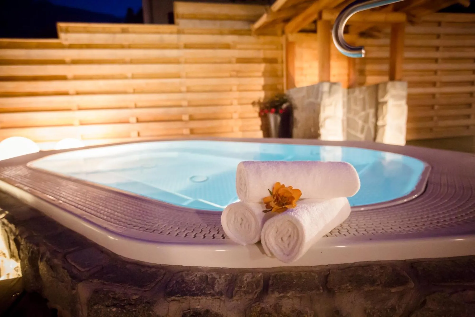 Hot Tub in Albergo Dimaro Wellness Hotel