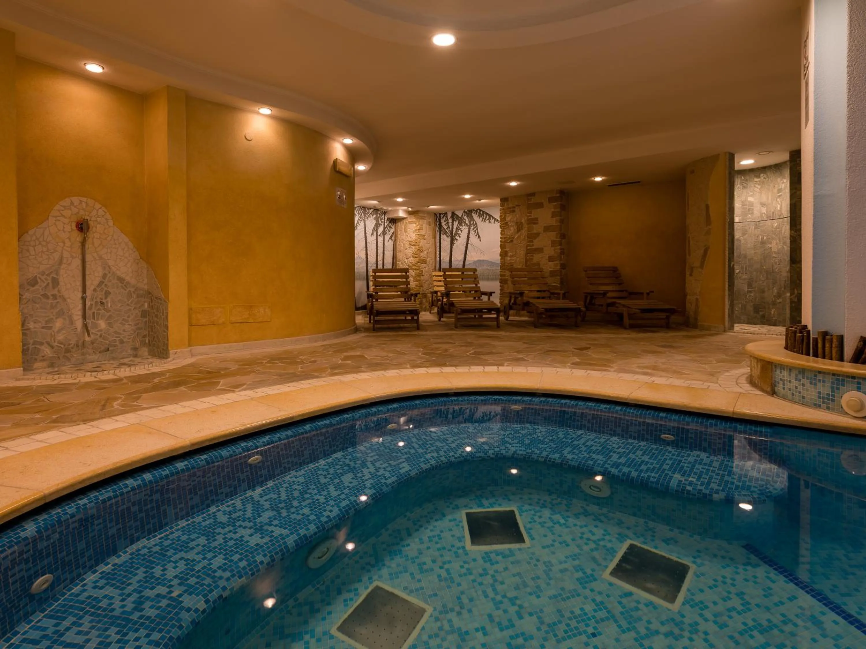 Hot Tub in Albergo Dimaro Wellness Hotel