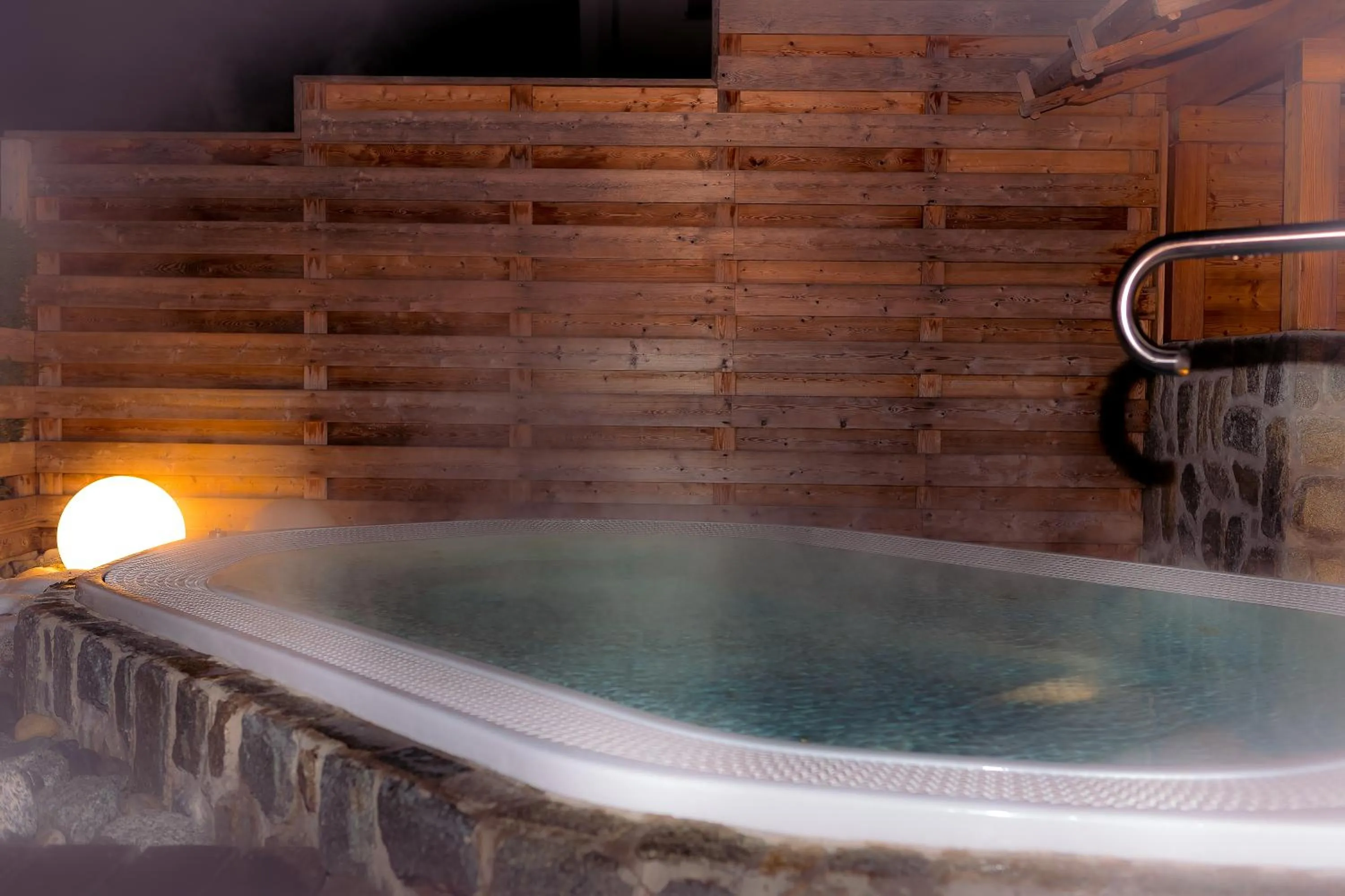 Hot Tub in Albergo Dimaro Wellness Hotel