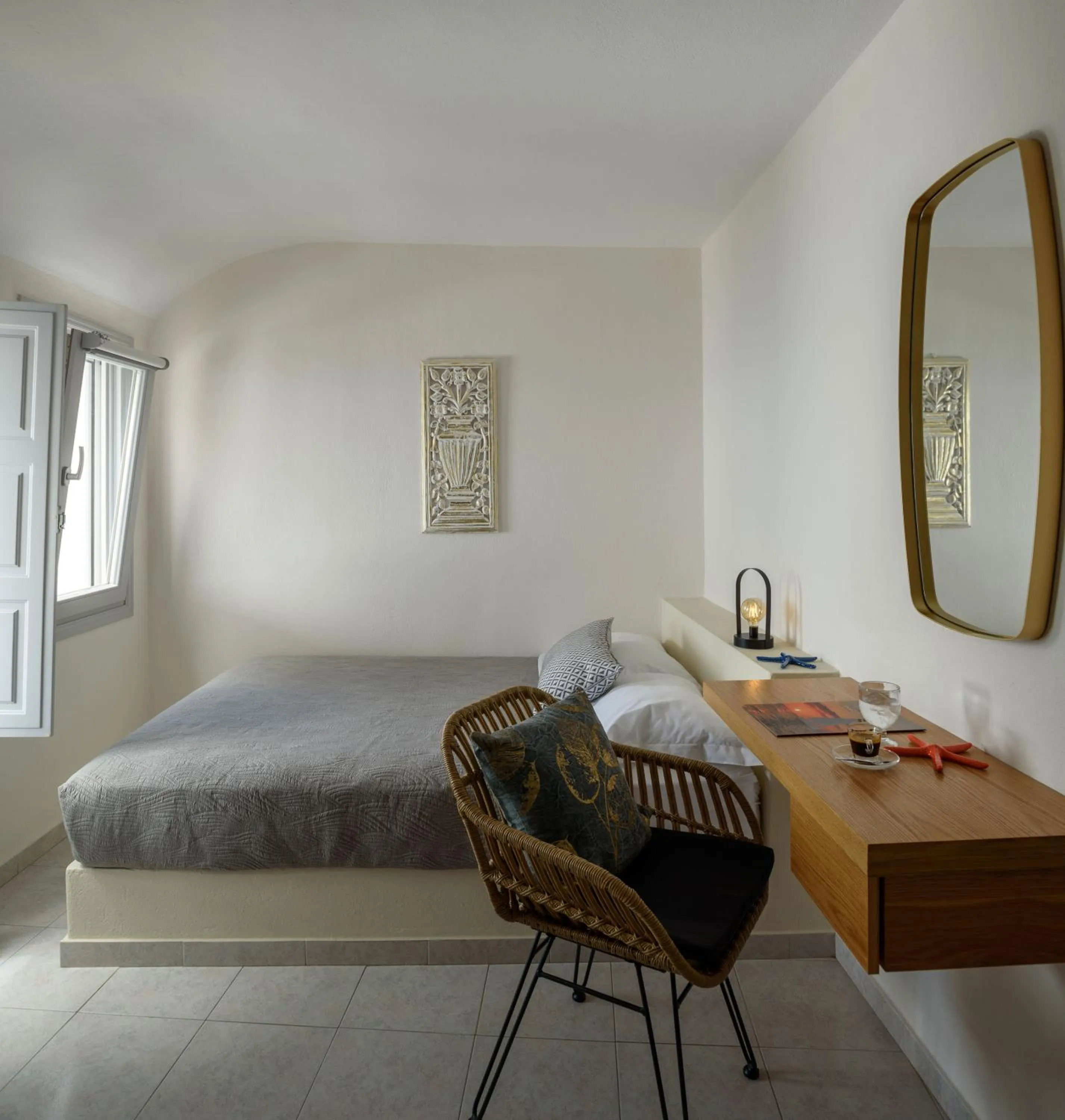 Photo of the whole room, Bed in Strogili