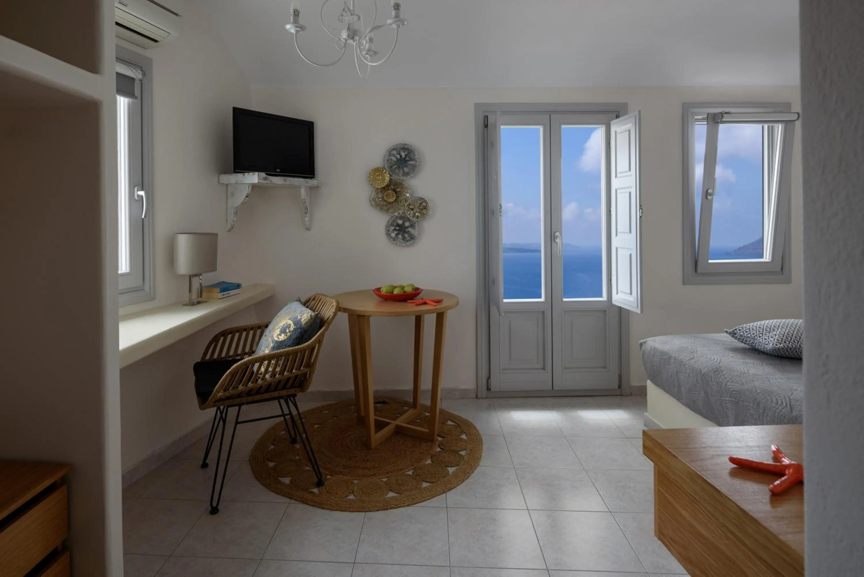 Photo of the whole room, Bed in Strogili