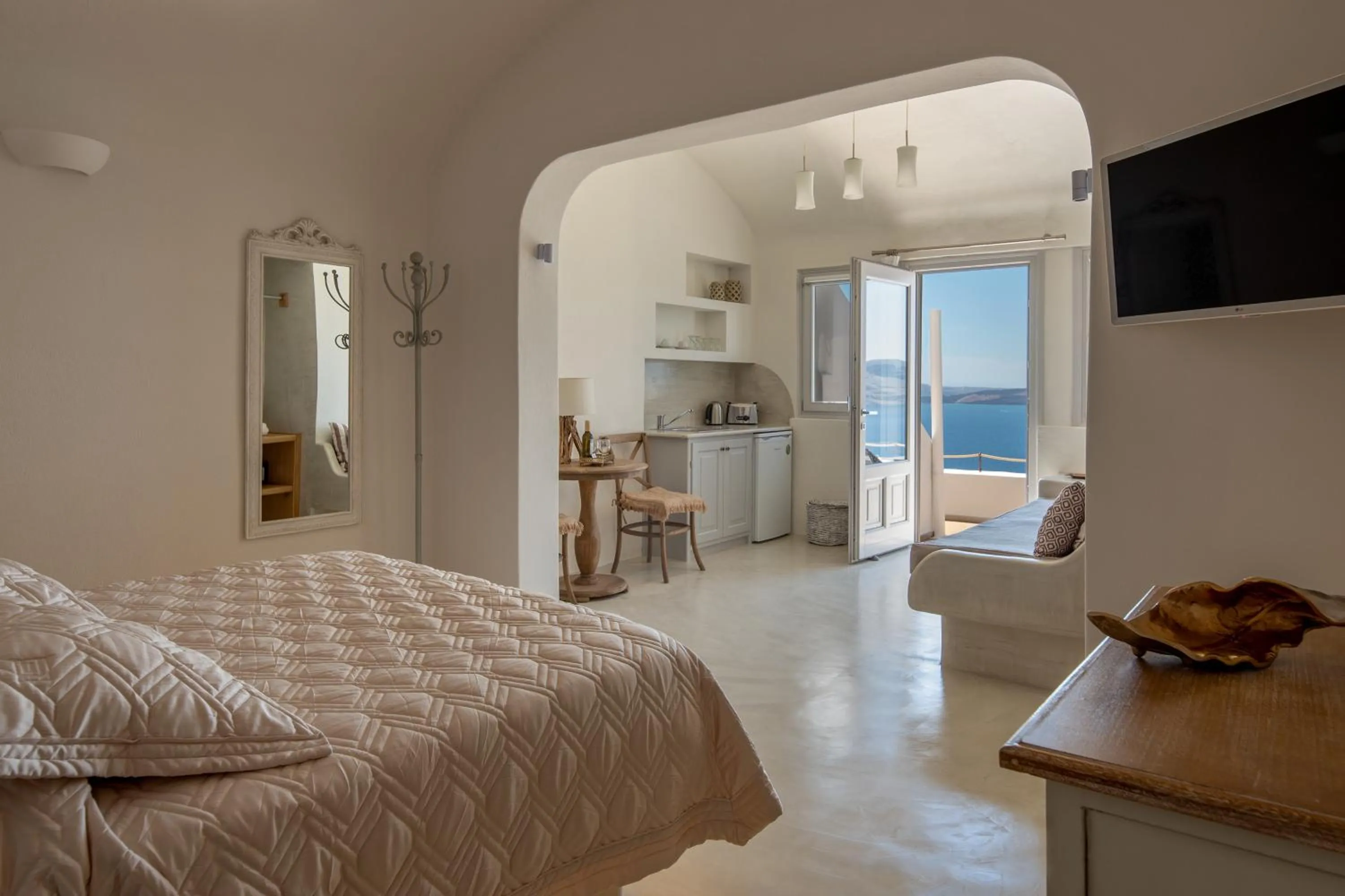 Photo of the whole room, Bed in Strogili