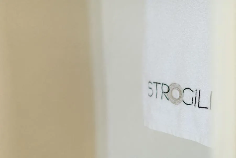 Text overlay in Strogili