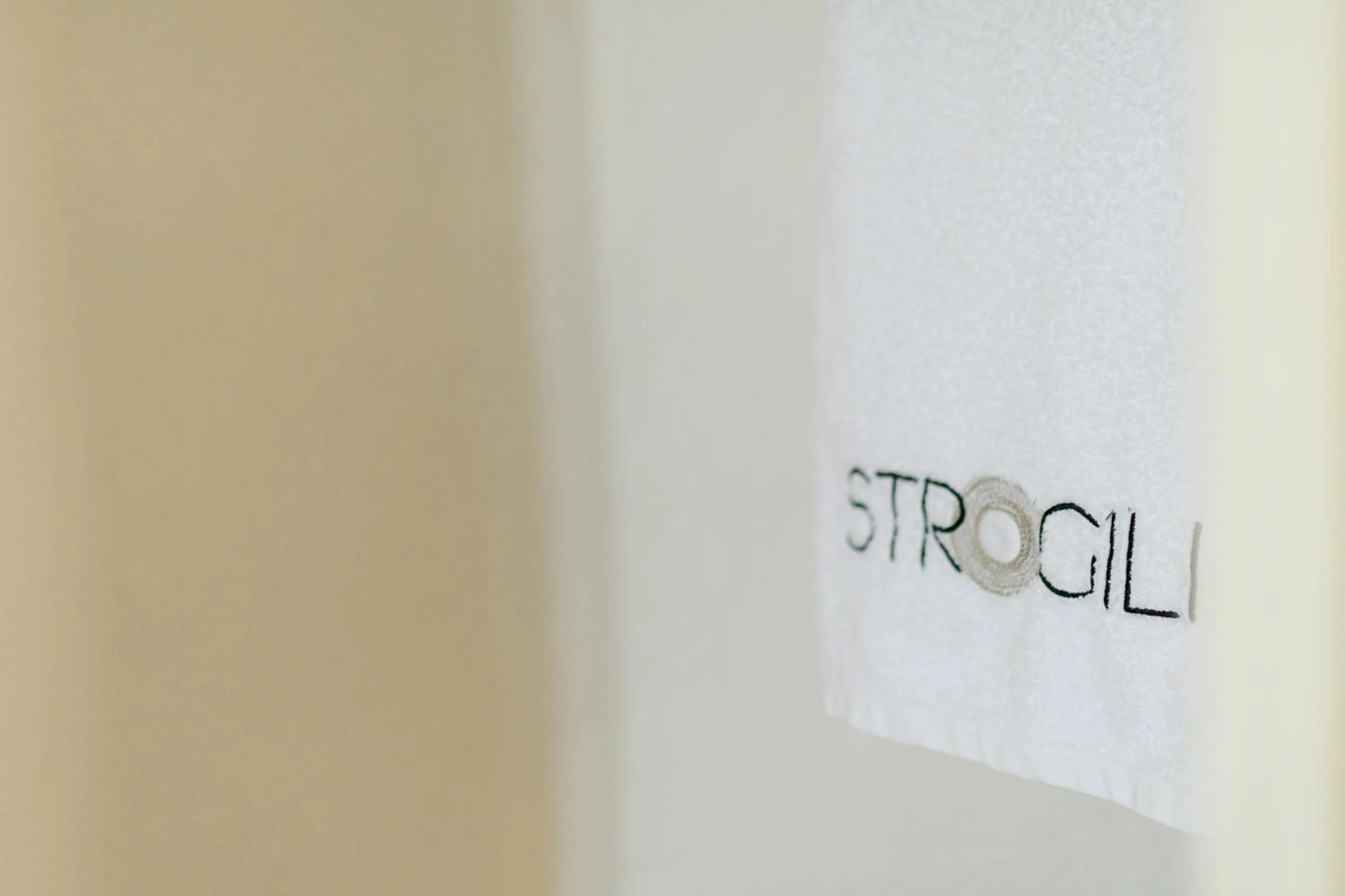 Text overlay in Strogili