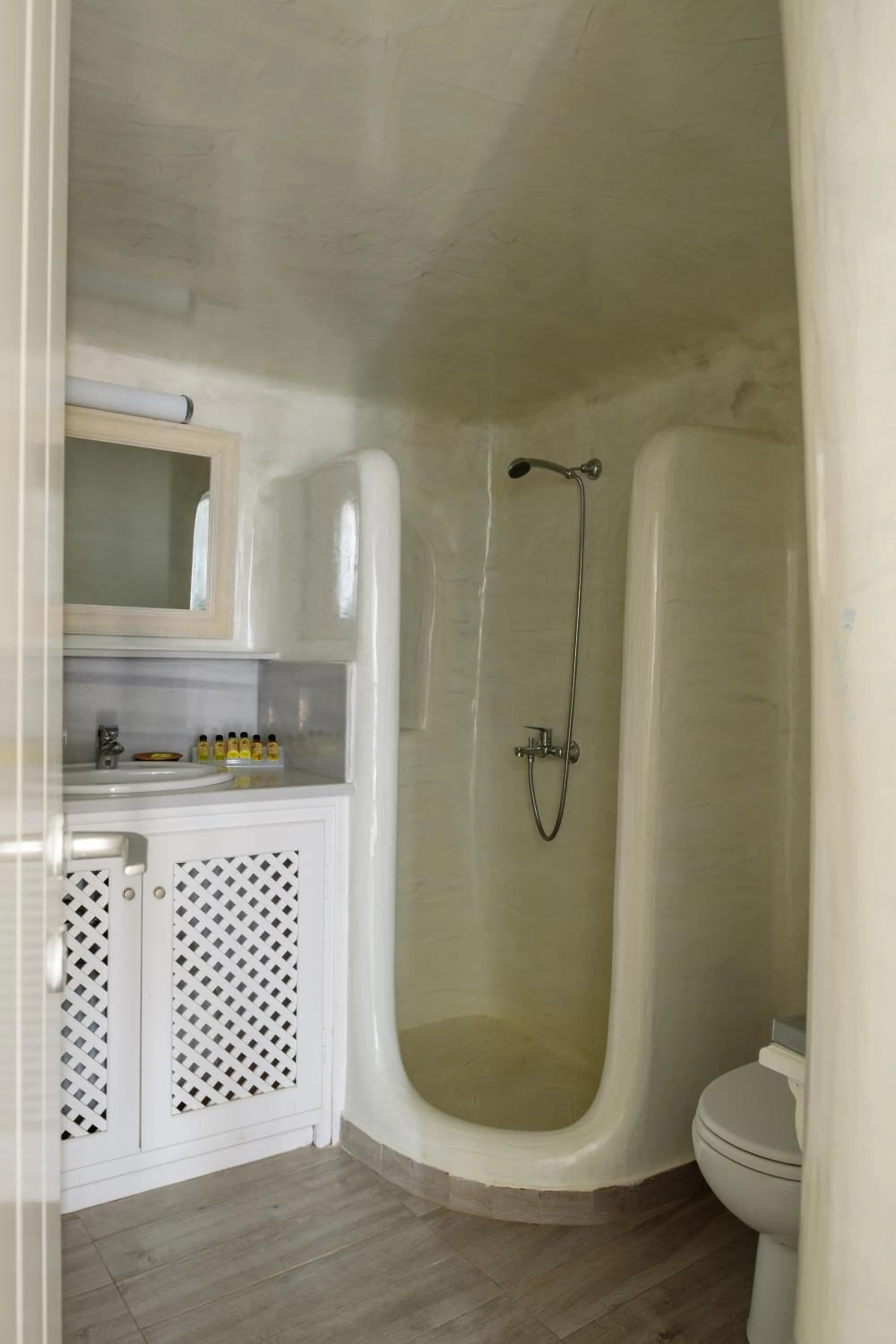 Bathroom in Strogili