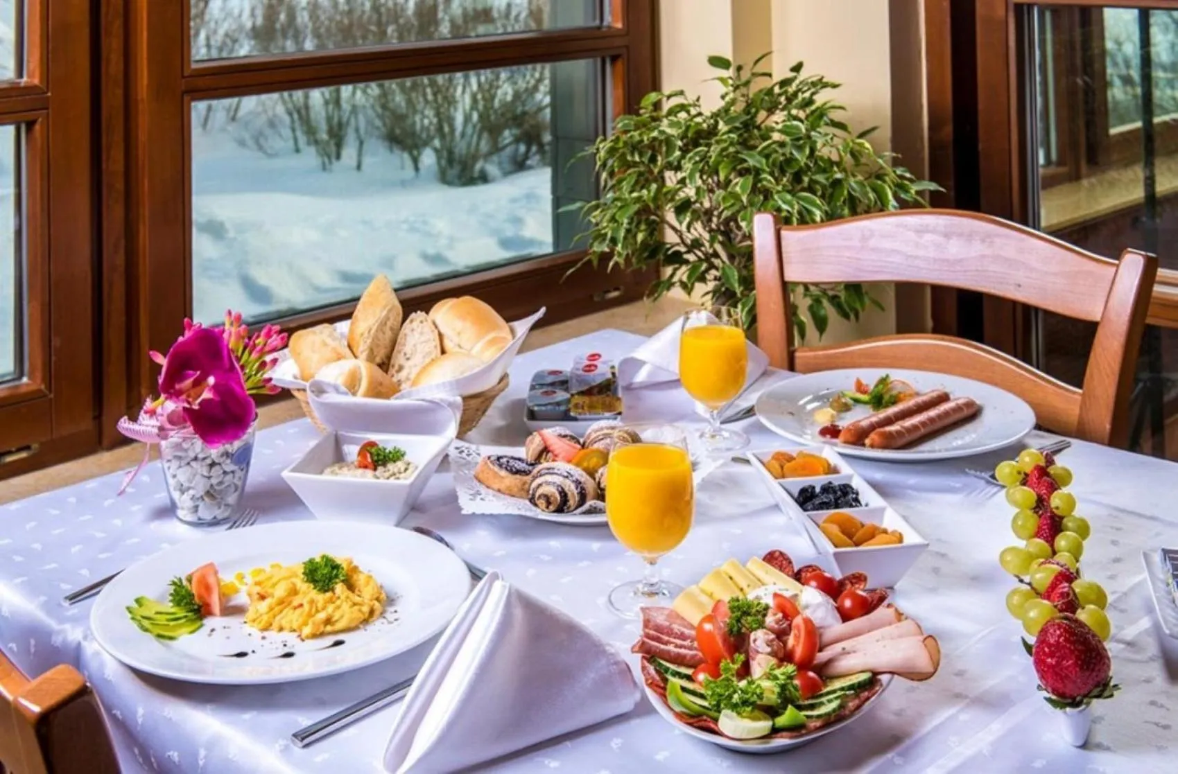 Restaurant/places to eat in Hotel Forest Hills