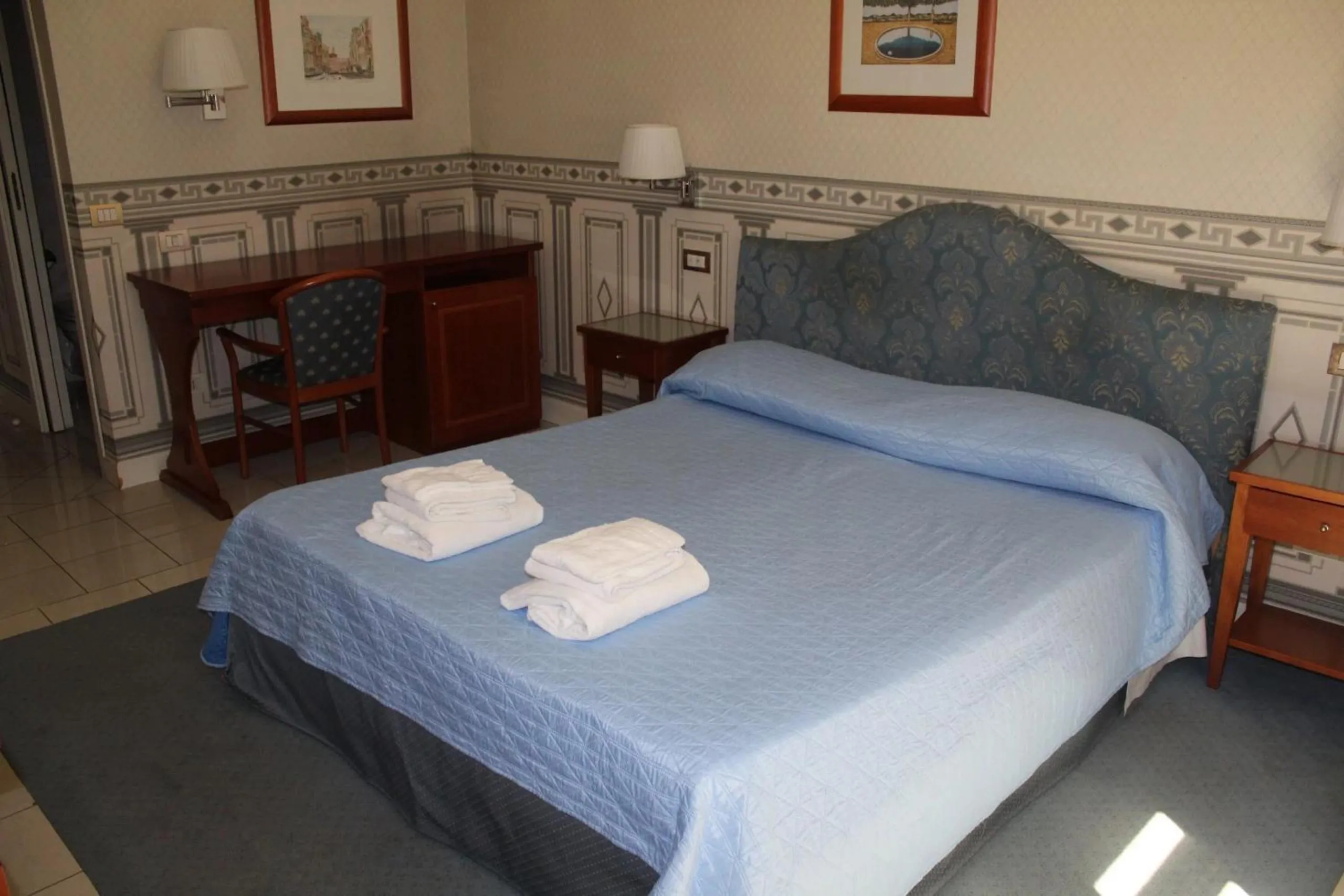 Photo of the whole room, Bed in City Hall