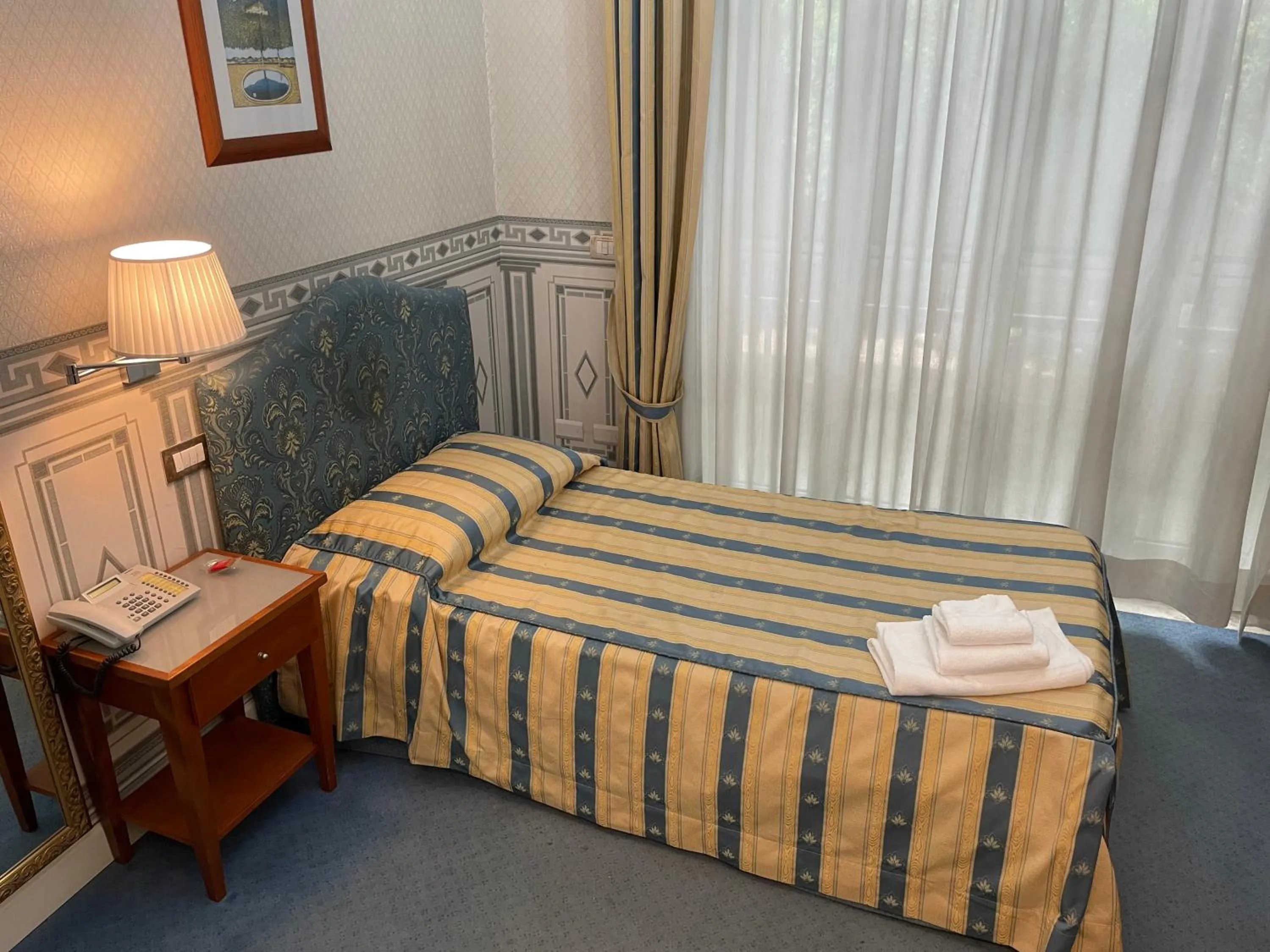 Photo of the whole room, Bed in City Hall