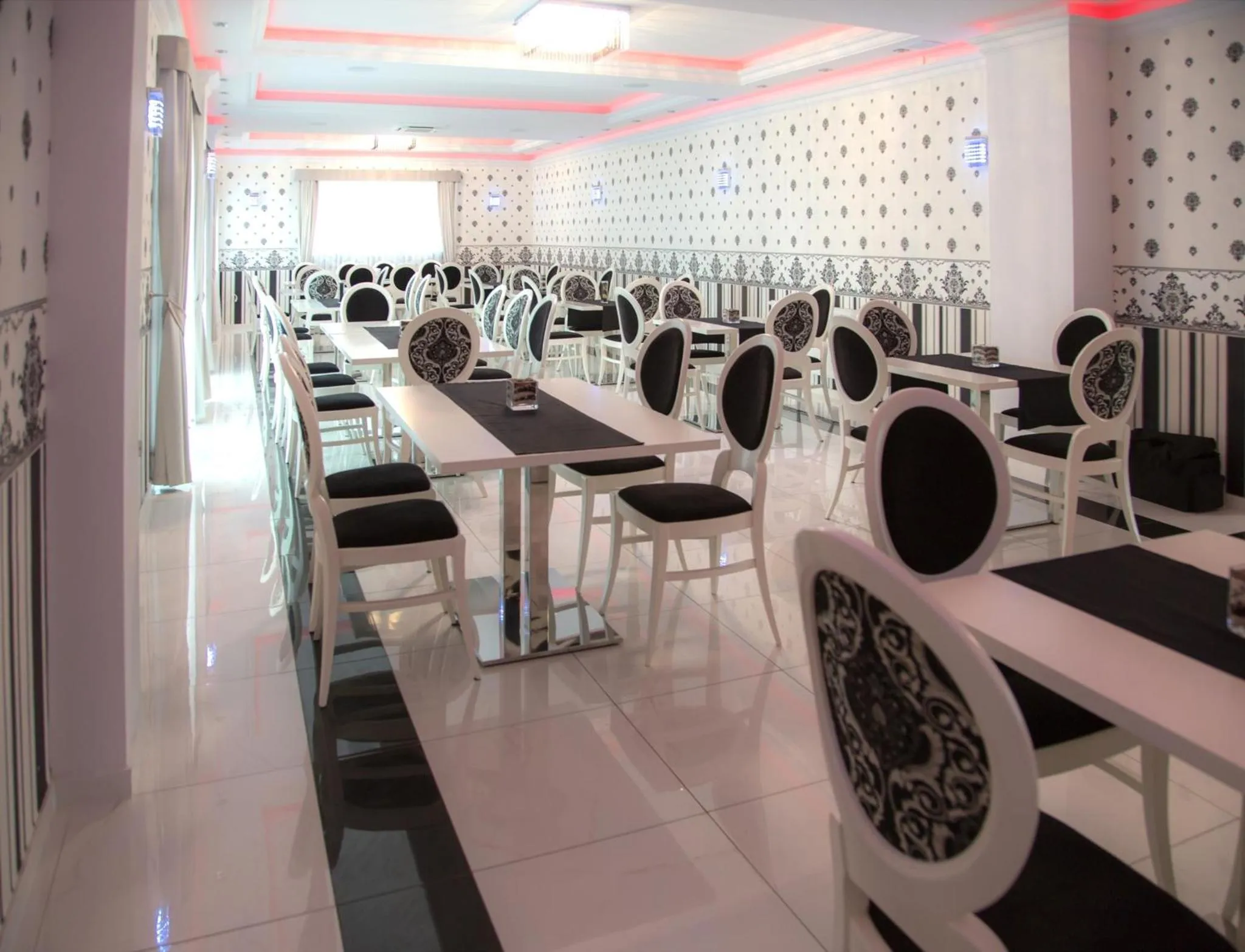 Restaurant/places to eat in Hotel Imperial Residence