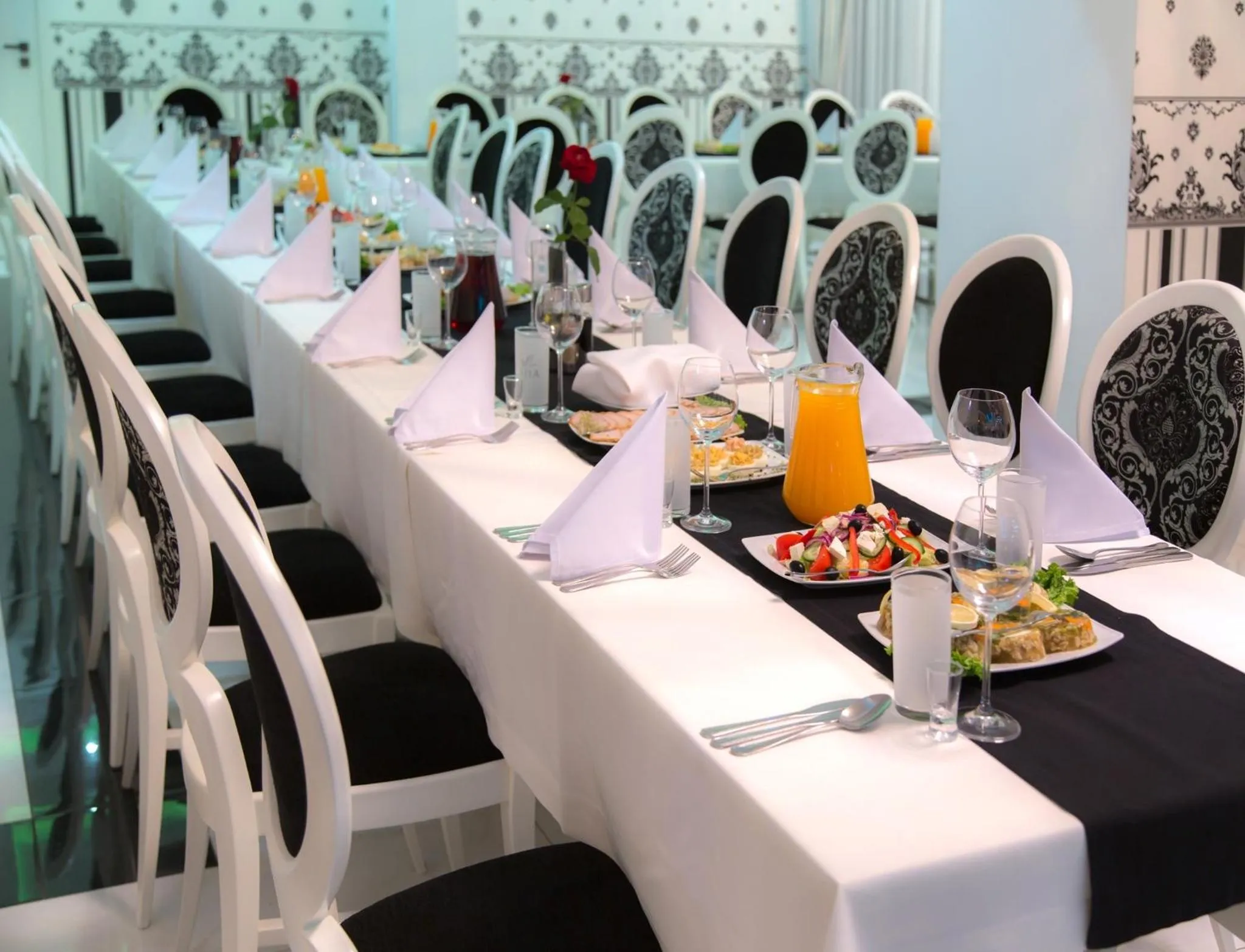 Restaurant/places to eat in Hotel Imperial Residence