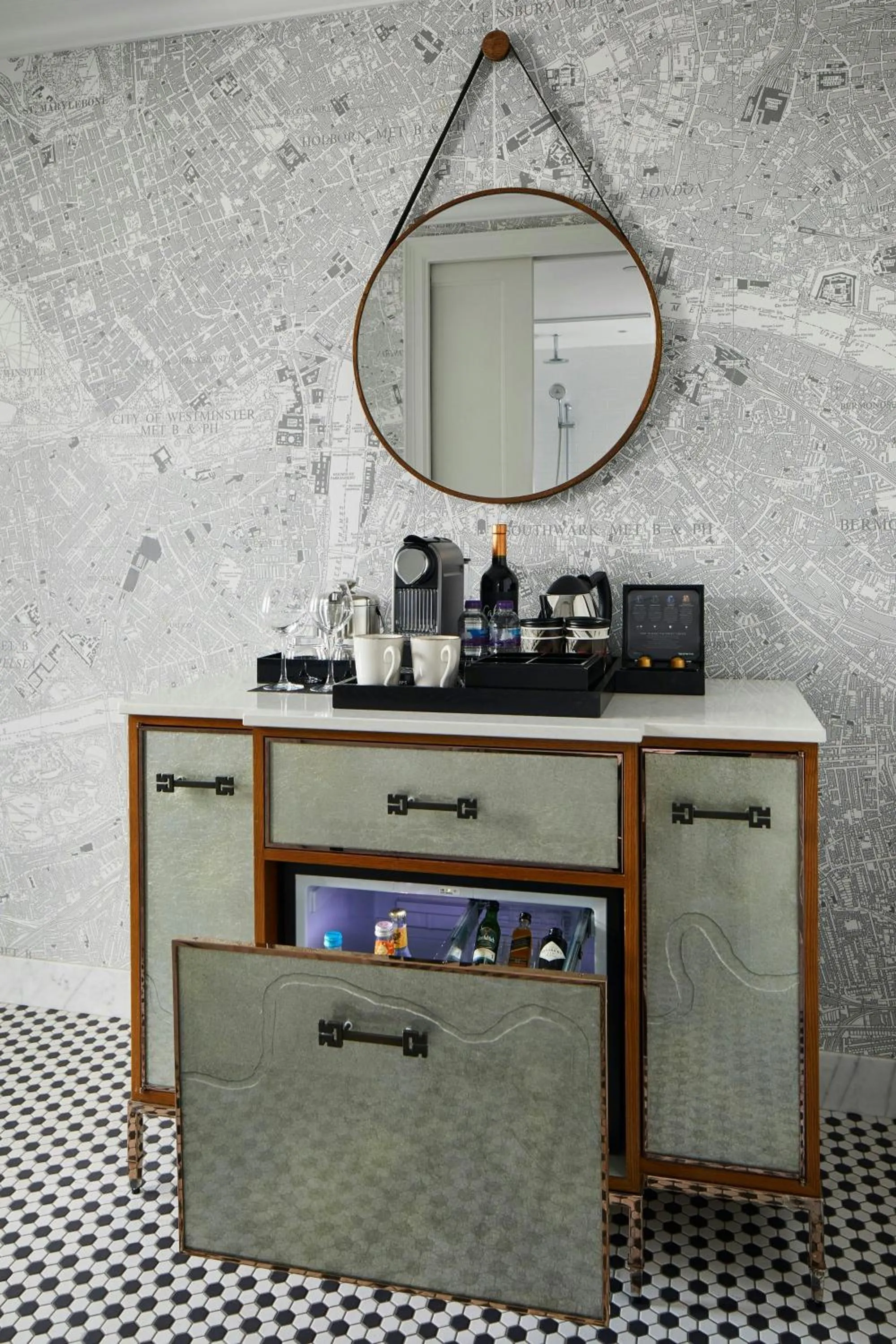 Lounge or bar in London Marriott Hotel County Hall