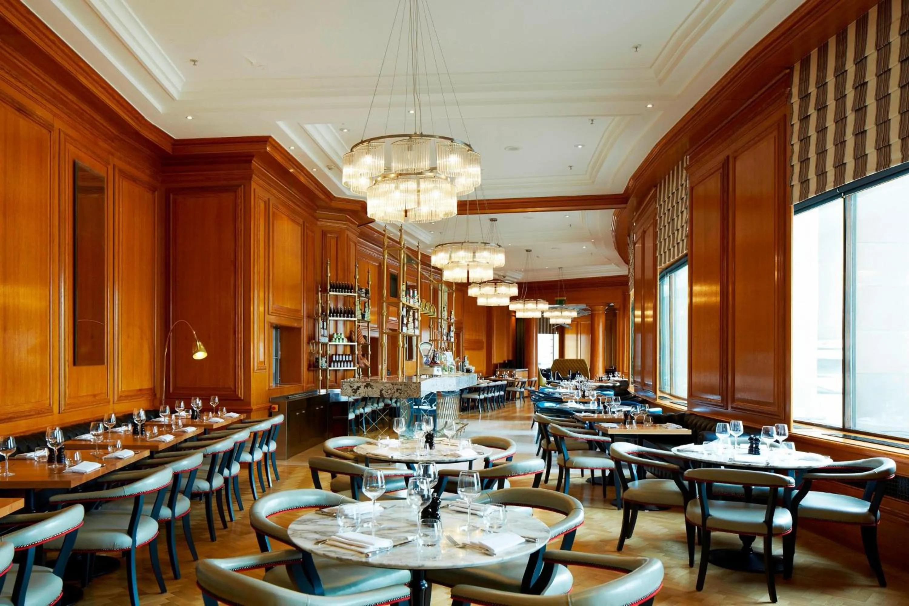 Lounge or bar in London Marriott Hotel County Hall