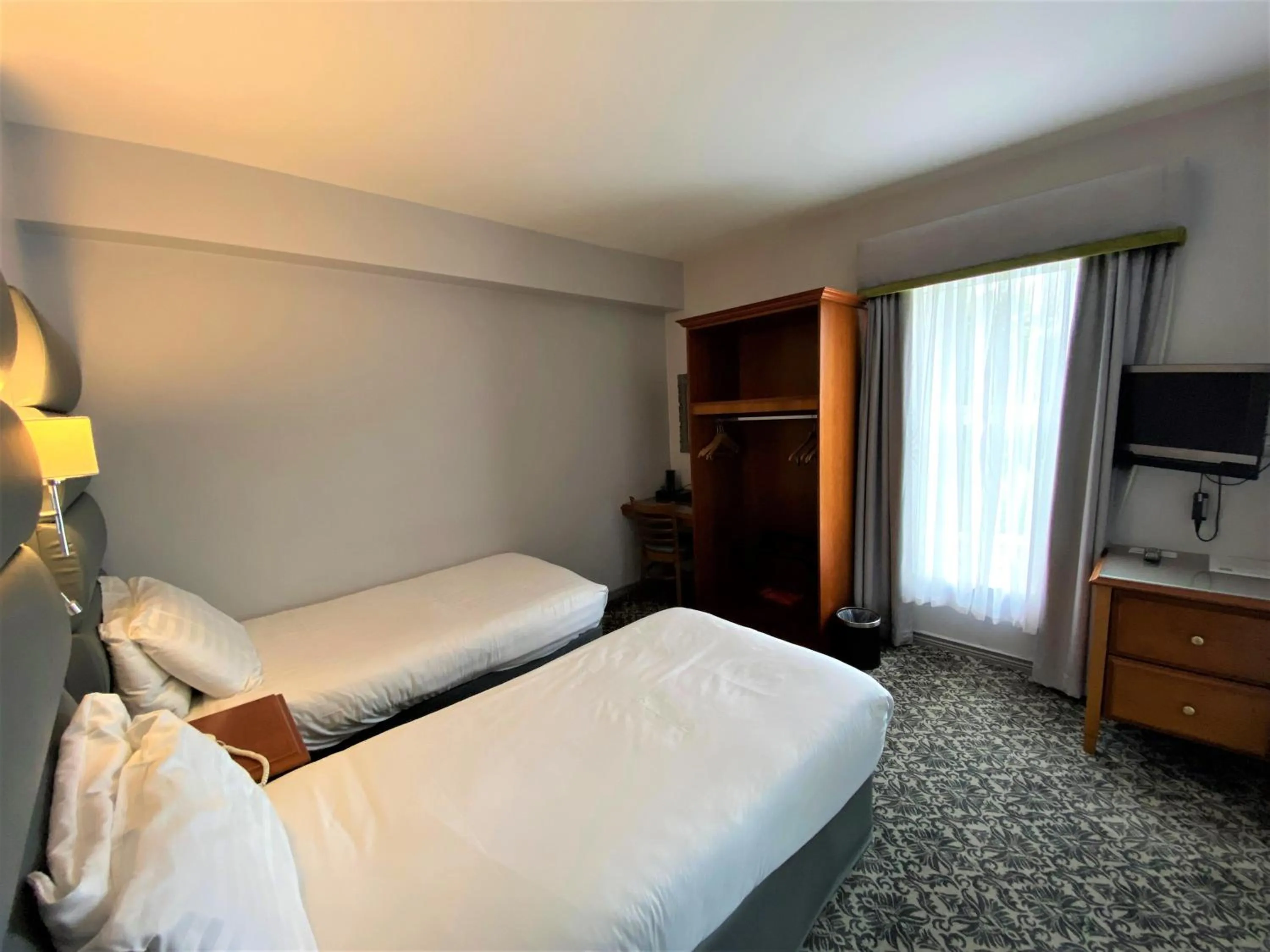 Bedroom, Bed in Lake of Shadows Hotel