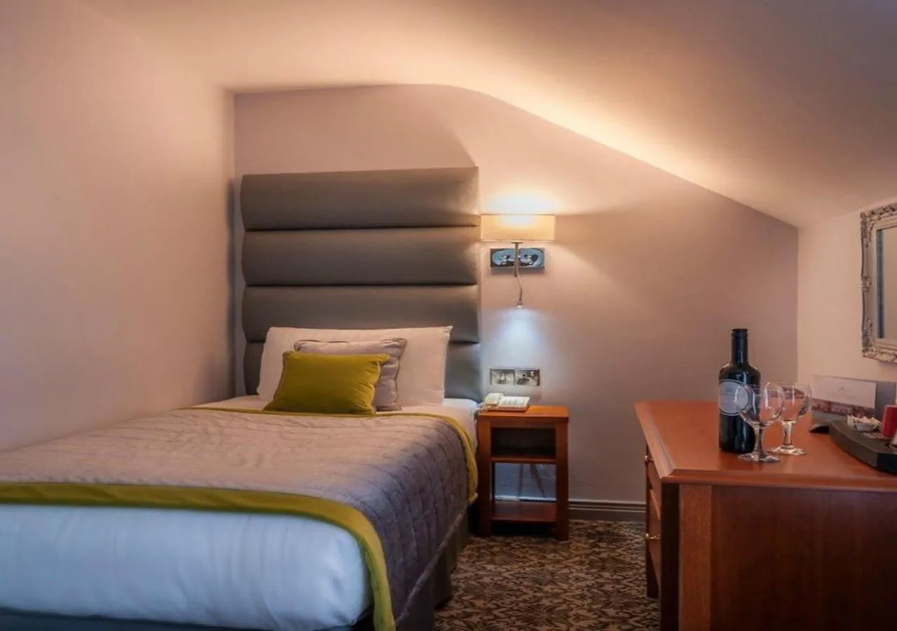 Bedroom, Bed in Lake of Shadows Hotel