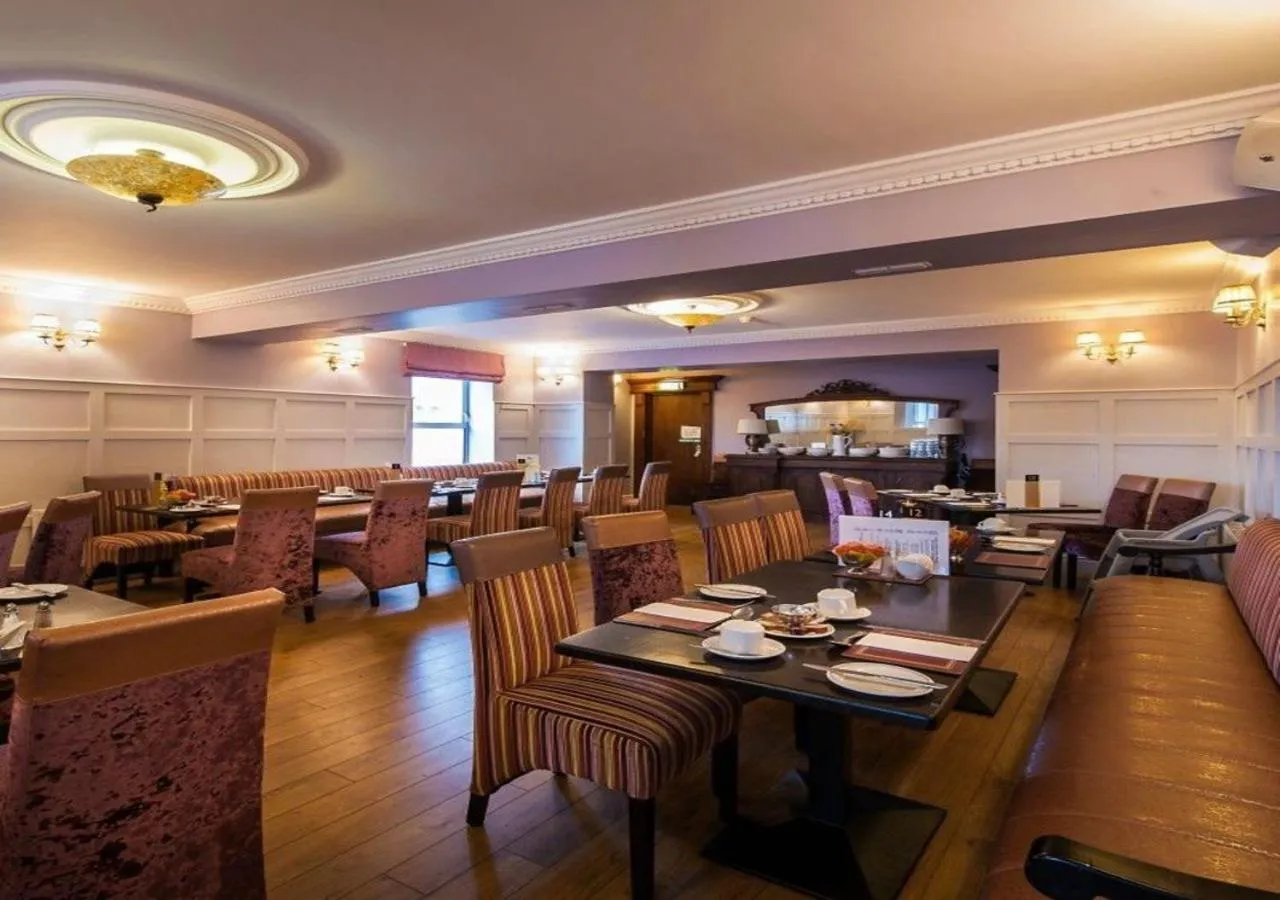 Restaurant/places to eat in Lake of Shadows Hotel