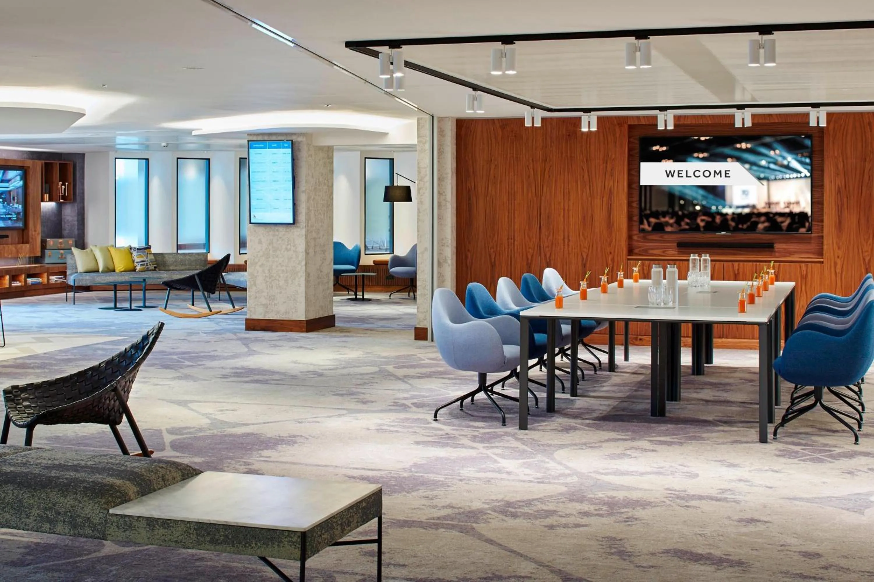 Lounge or bar in London Heathrow Marriott Hotel