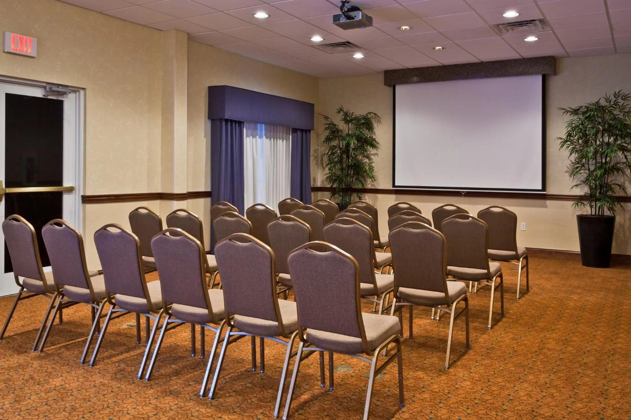 Meeting/conference room in Holiday Inn Express & Suites Lakeland North I-4 by IHG