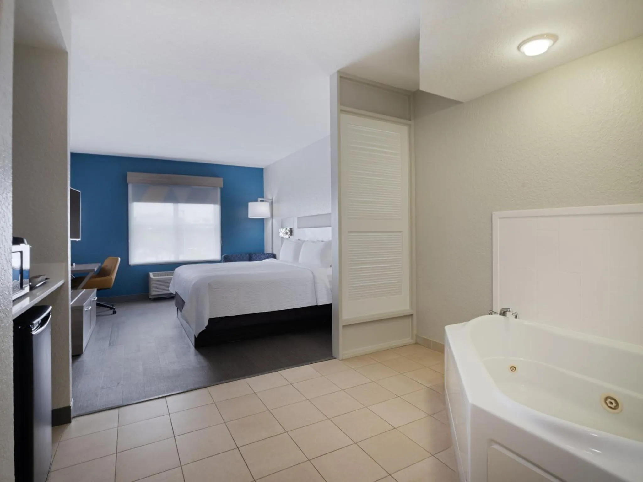 Photo of the whole room, Bed in Holiday Inn Express & Suites Lakeland North I-4 by IHG