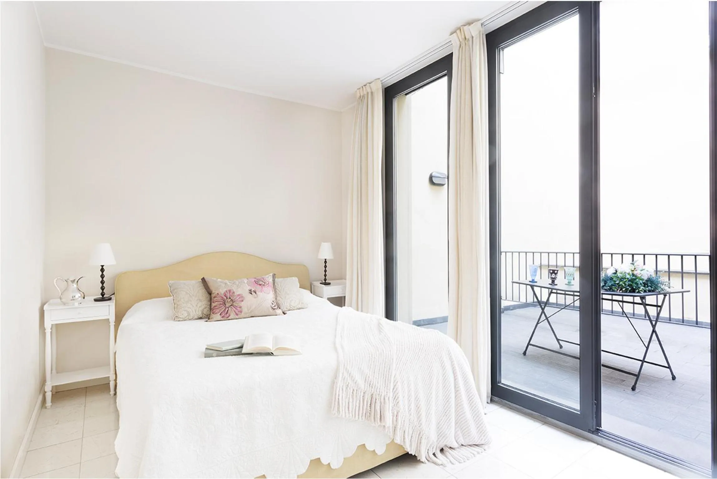 Decorative detail, Bed in Adriano Residence