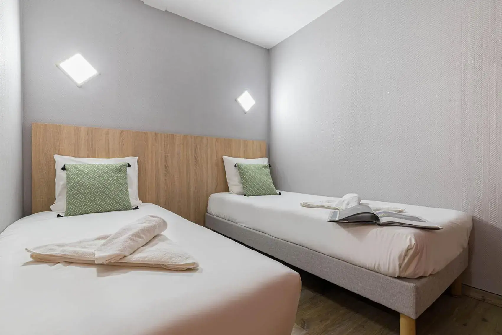 Twin Room in Logis Hôtel Restaurant L'Abri Twin Room in Logis Hôtel Restaurant L'Abri