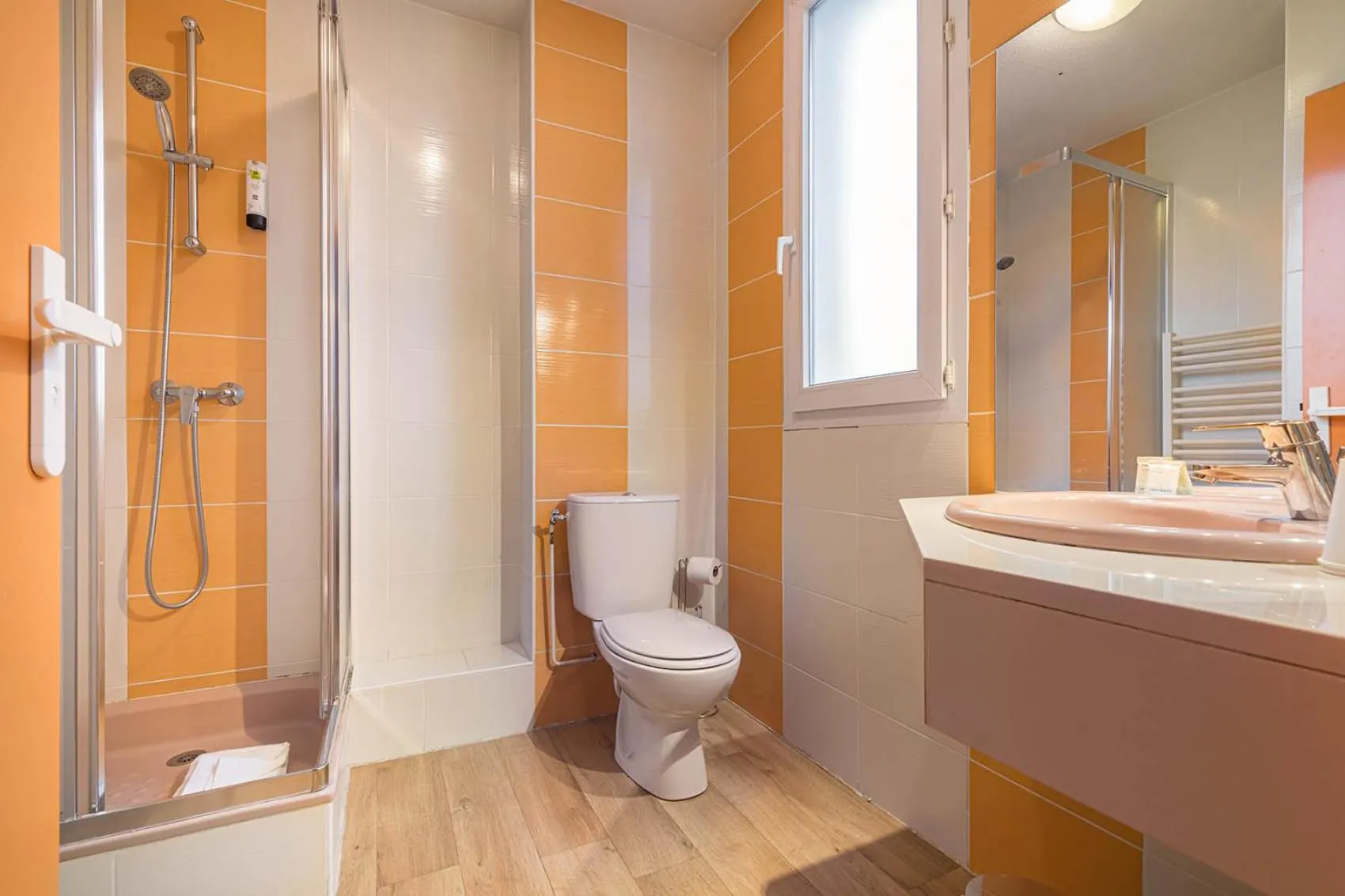 Bathroom in Logis Hôtel Restaurant L'Abri