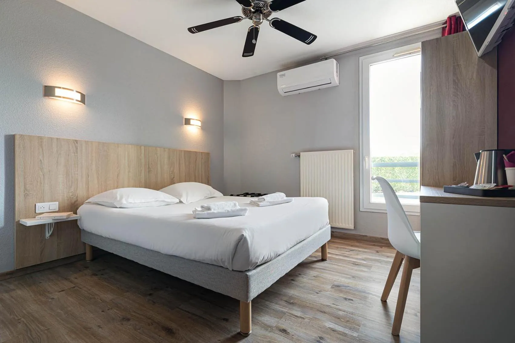 Bedroom, Bed in Logis Hôtel Restaurant L'Abri