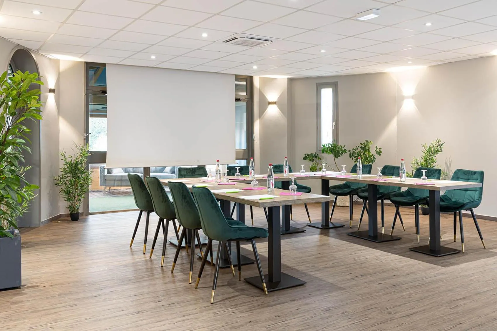 Business facilities in Logis Hôtel Restaurant L'Abri