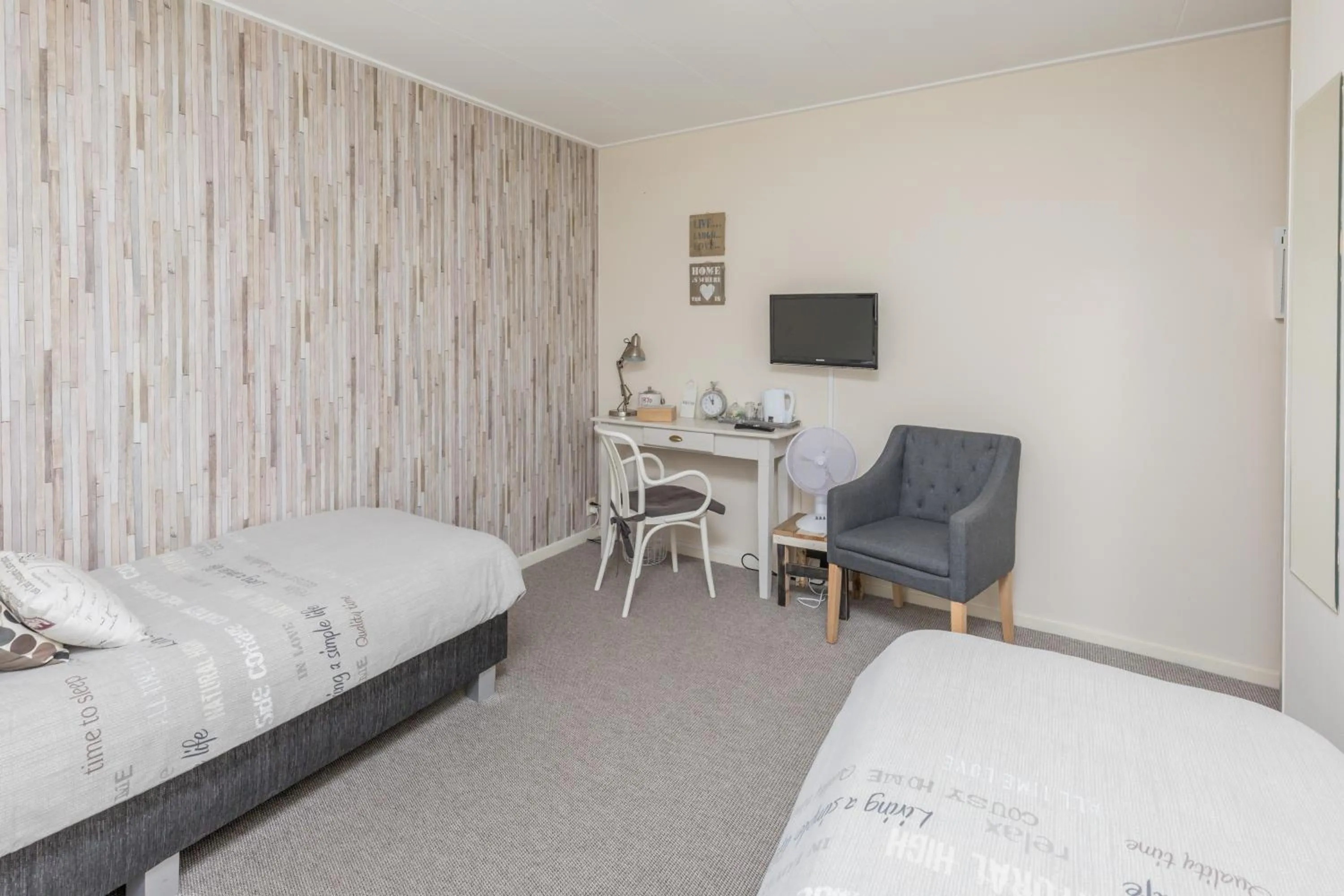 Bedroom, Bed in Hotel-Restaurant van der Weijde