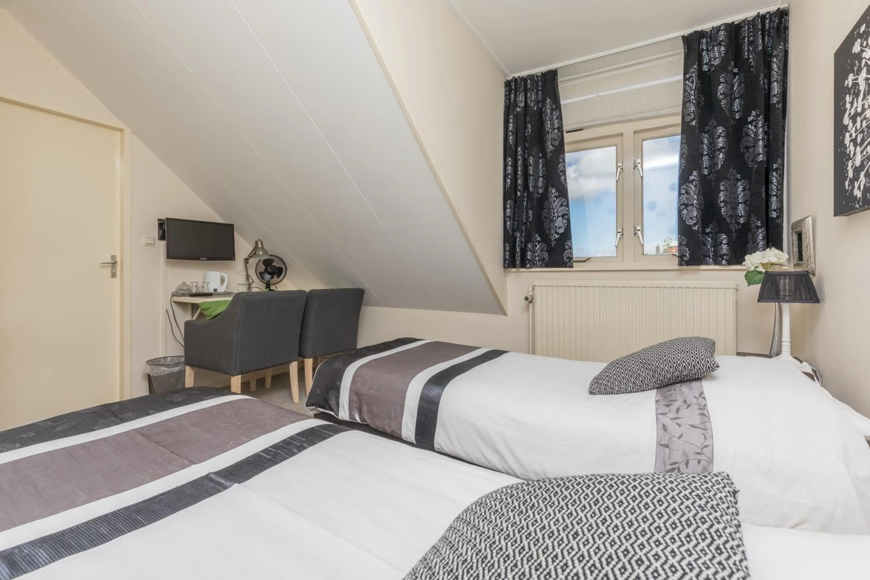 Bedroom, Bed in Hotel-Restaurant van der Weijde