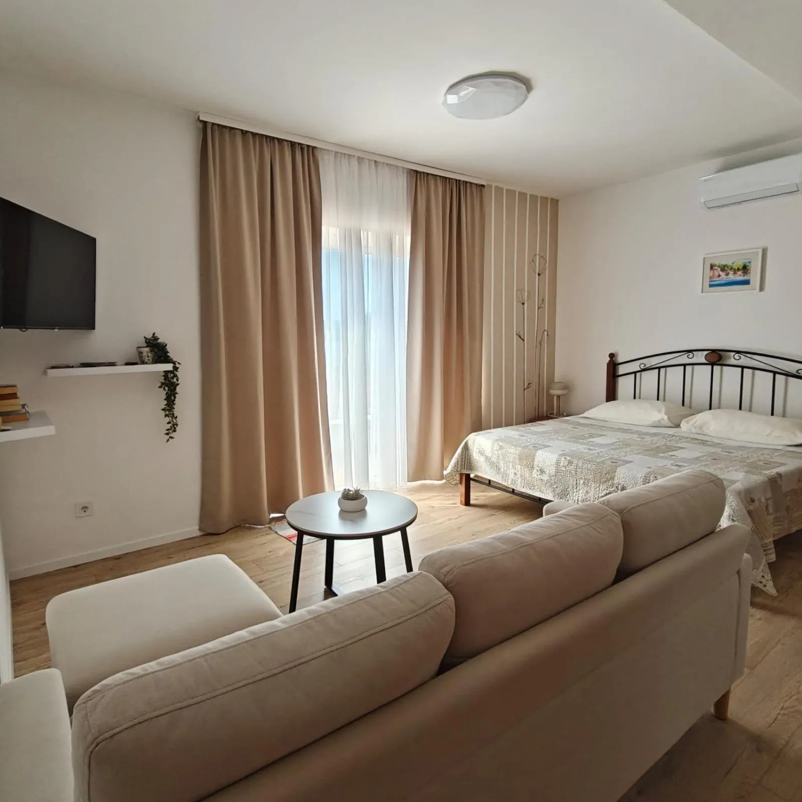 Bed in Apartments Miljas