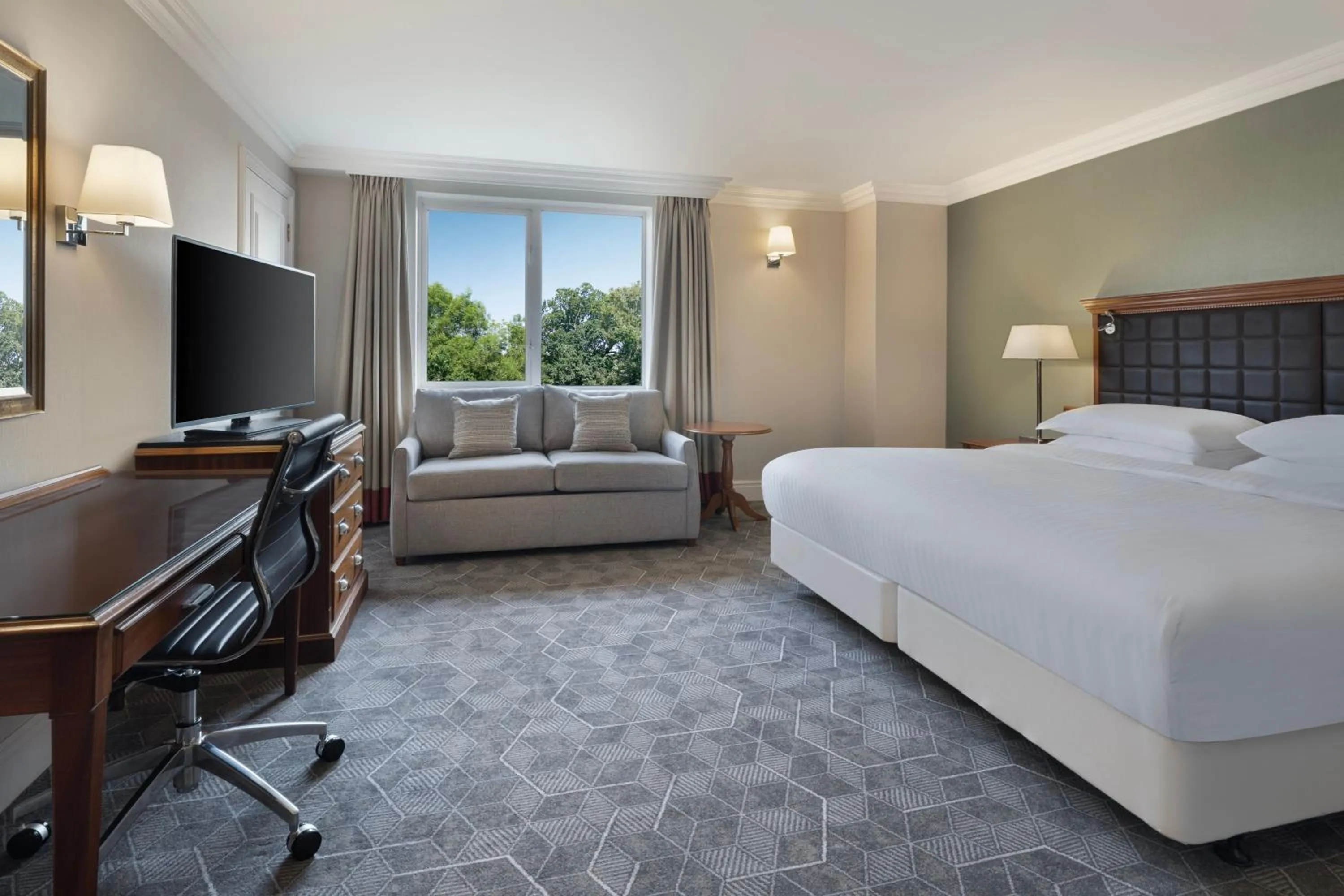 Photo of the whole room, Bed in Delta Hotels by Marriott Huntingdon