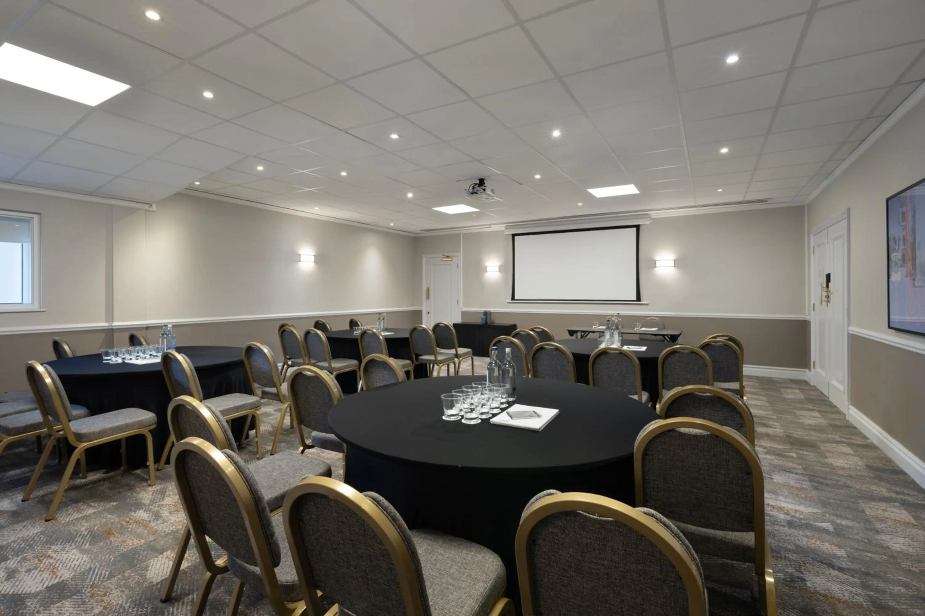 Lounge or bar in Delta Hotels by Marriott Huntingdon