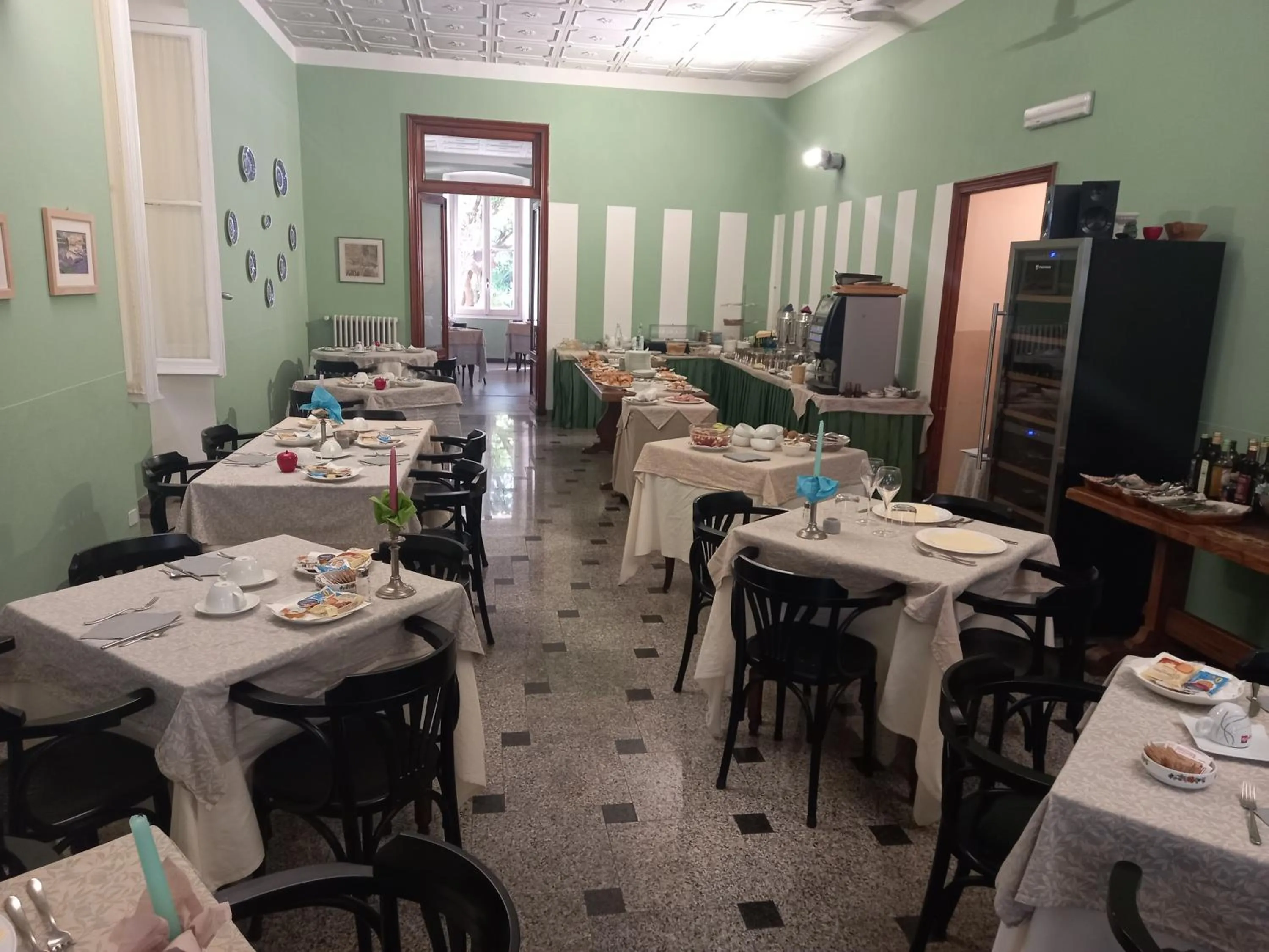 Restaurant/places to eat in Hotel Miramare