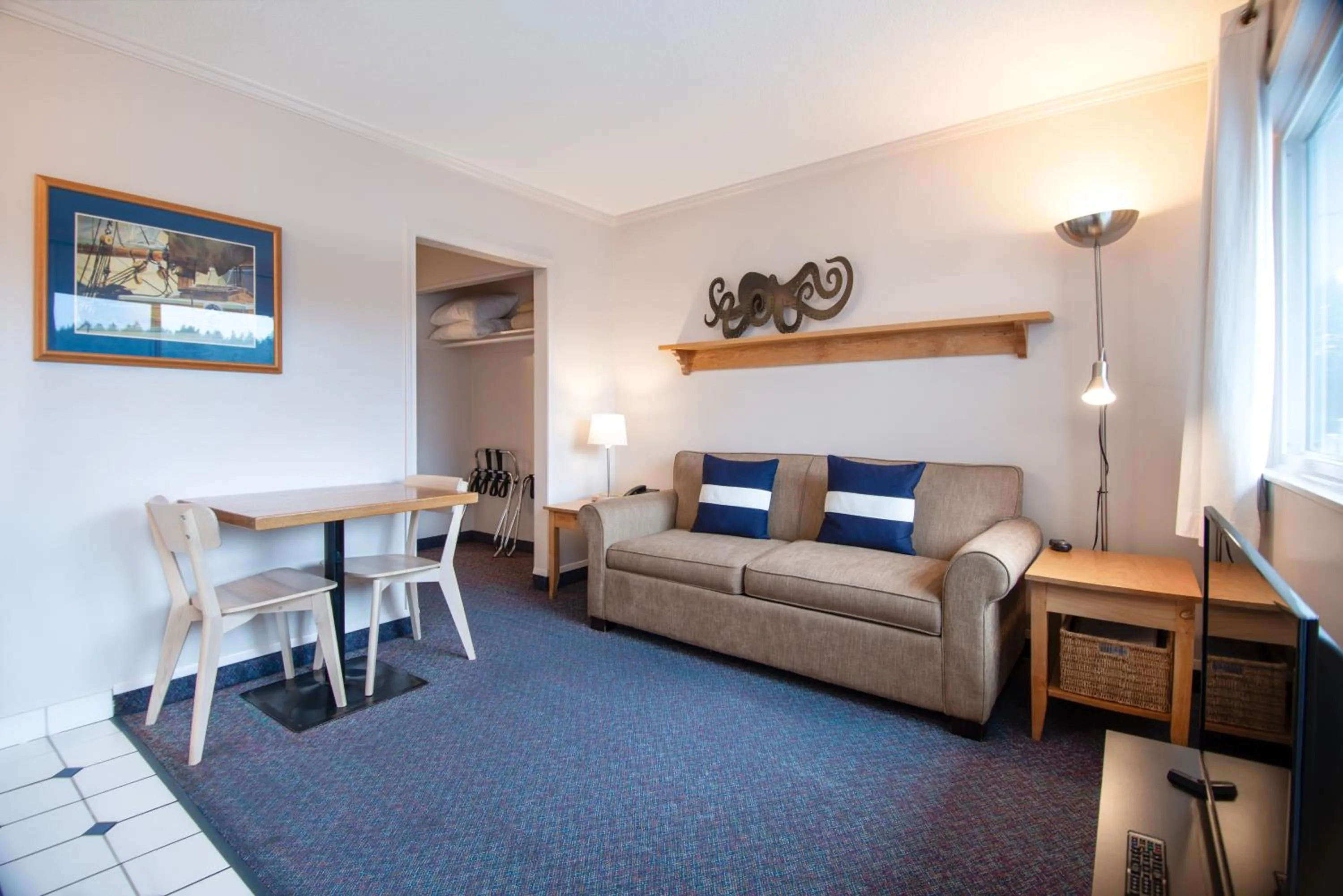 Living room in Buccaneer Inn