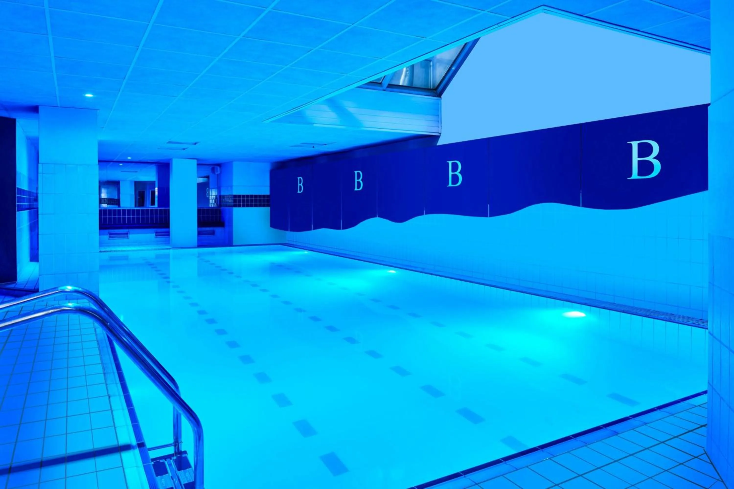 Swimming pool in London Marriott Maida Vale