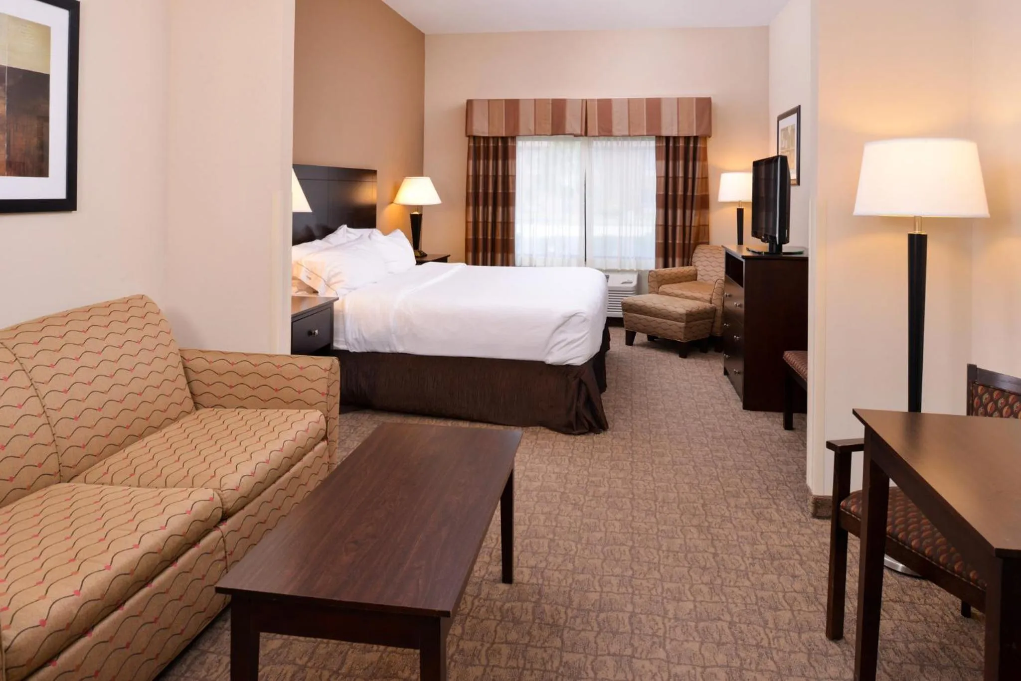Photo of the whole room, Bed in Holiday Inn Express & Suites Fairmont by IHG