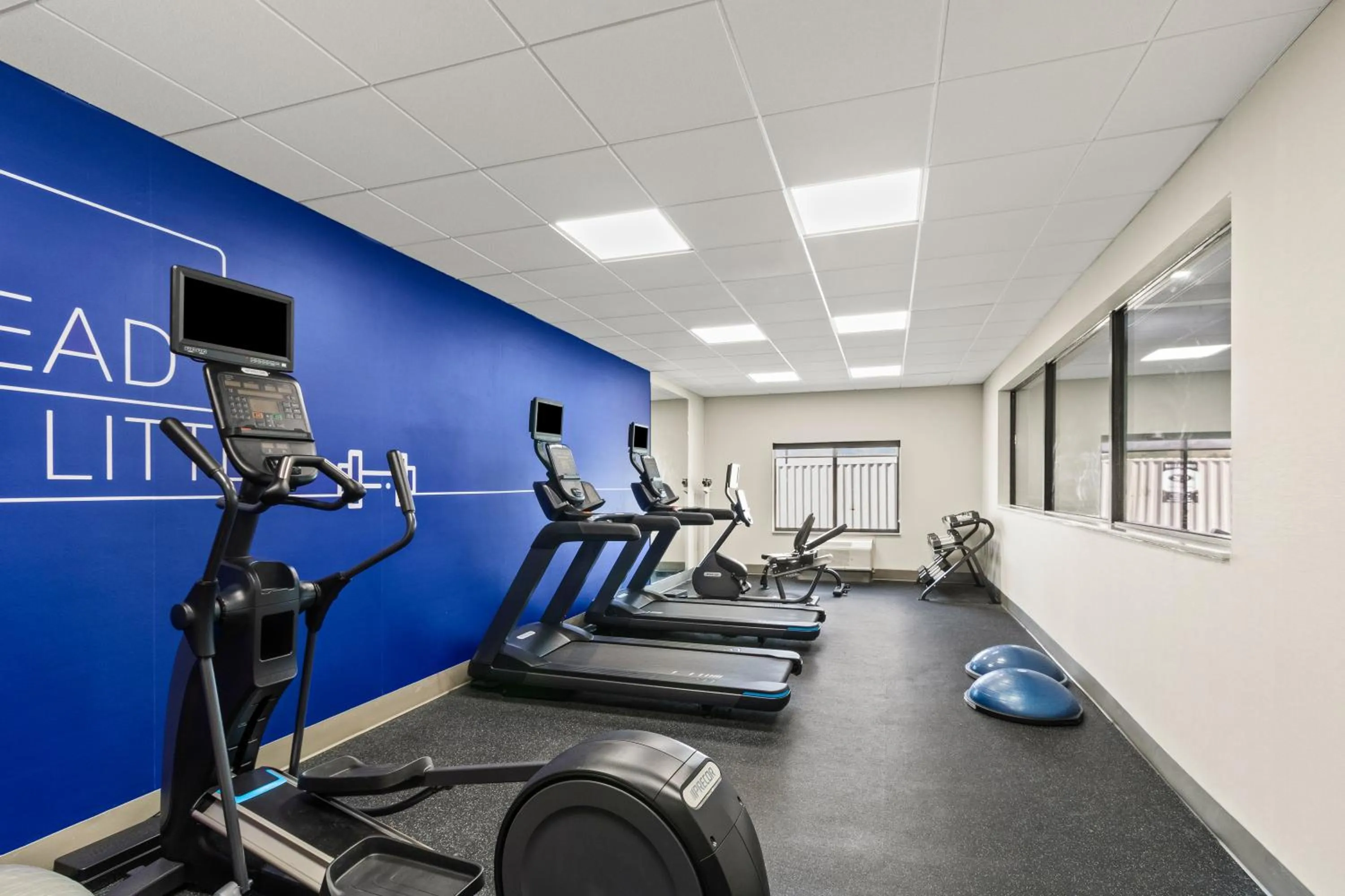 Fitness centre/facilities in Holiday Inn Express & Suites Fairmont by IHG