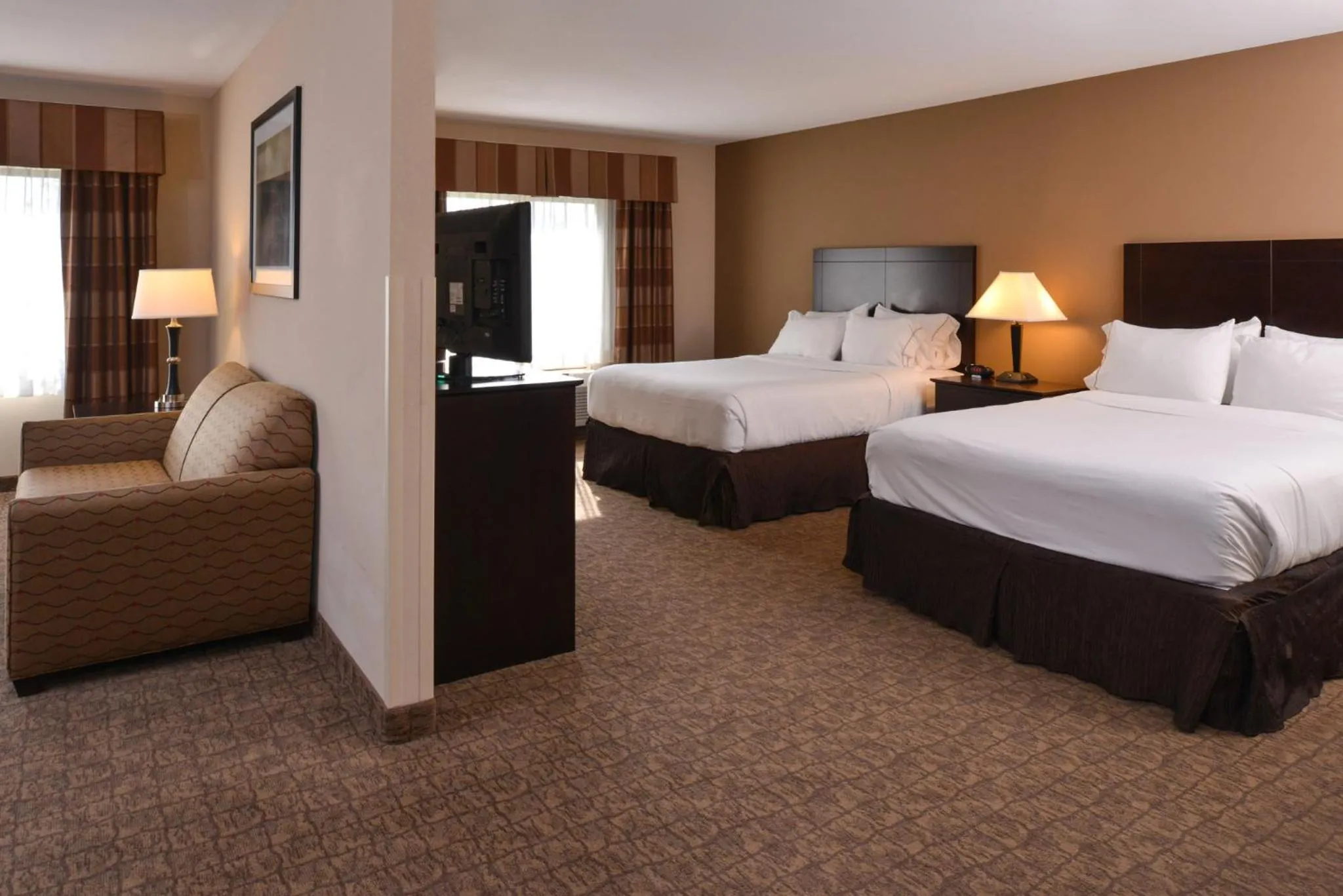 Photo of the whole room, Bed in Holiday Inn Express & Suites Fairmont by IHG