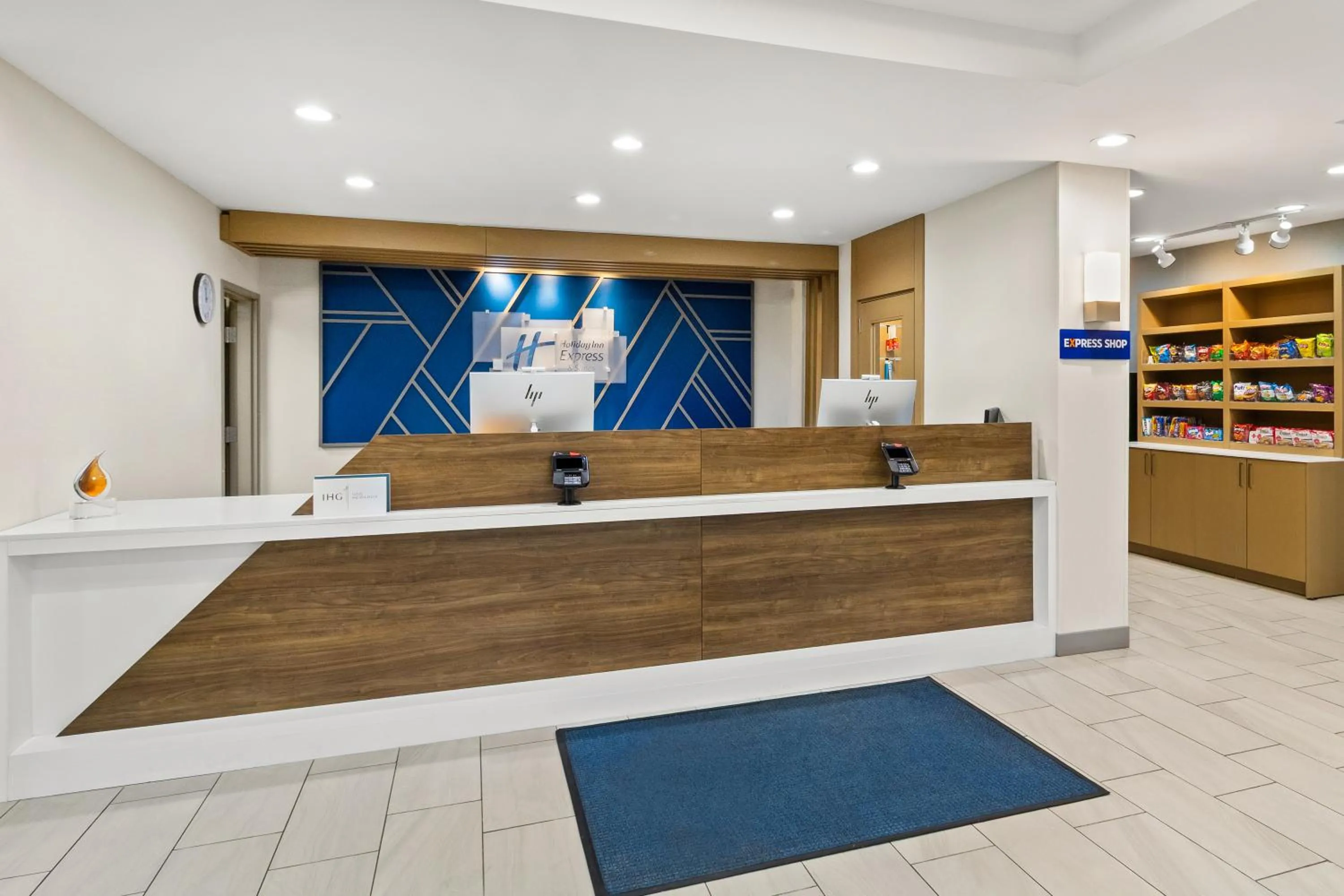Lobby or reception in Holiday Inn Express & Suites Fairmont by IHG