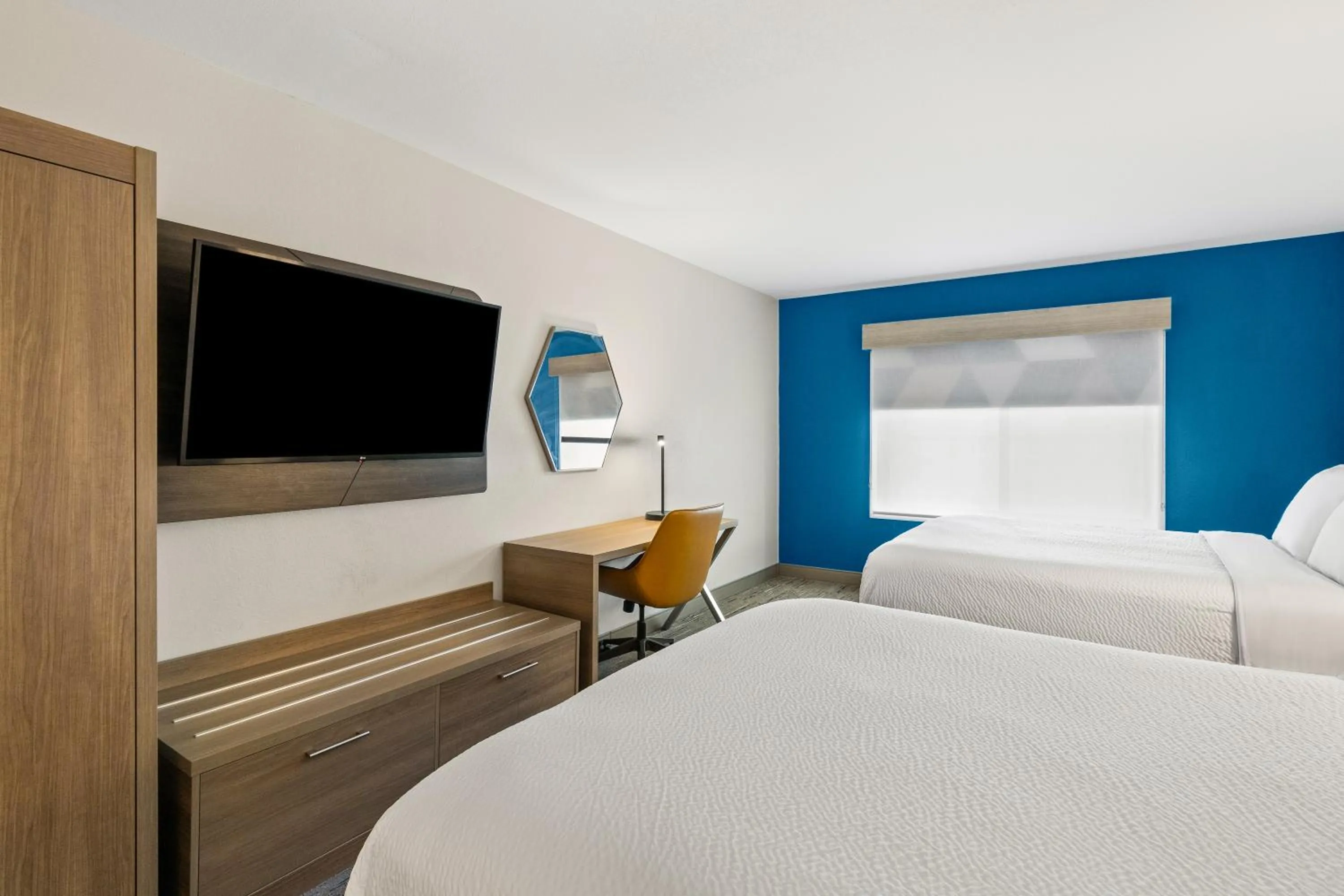 Bedroom, Bed in Holiday Inn Express & Suites Fairmont by IHG