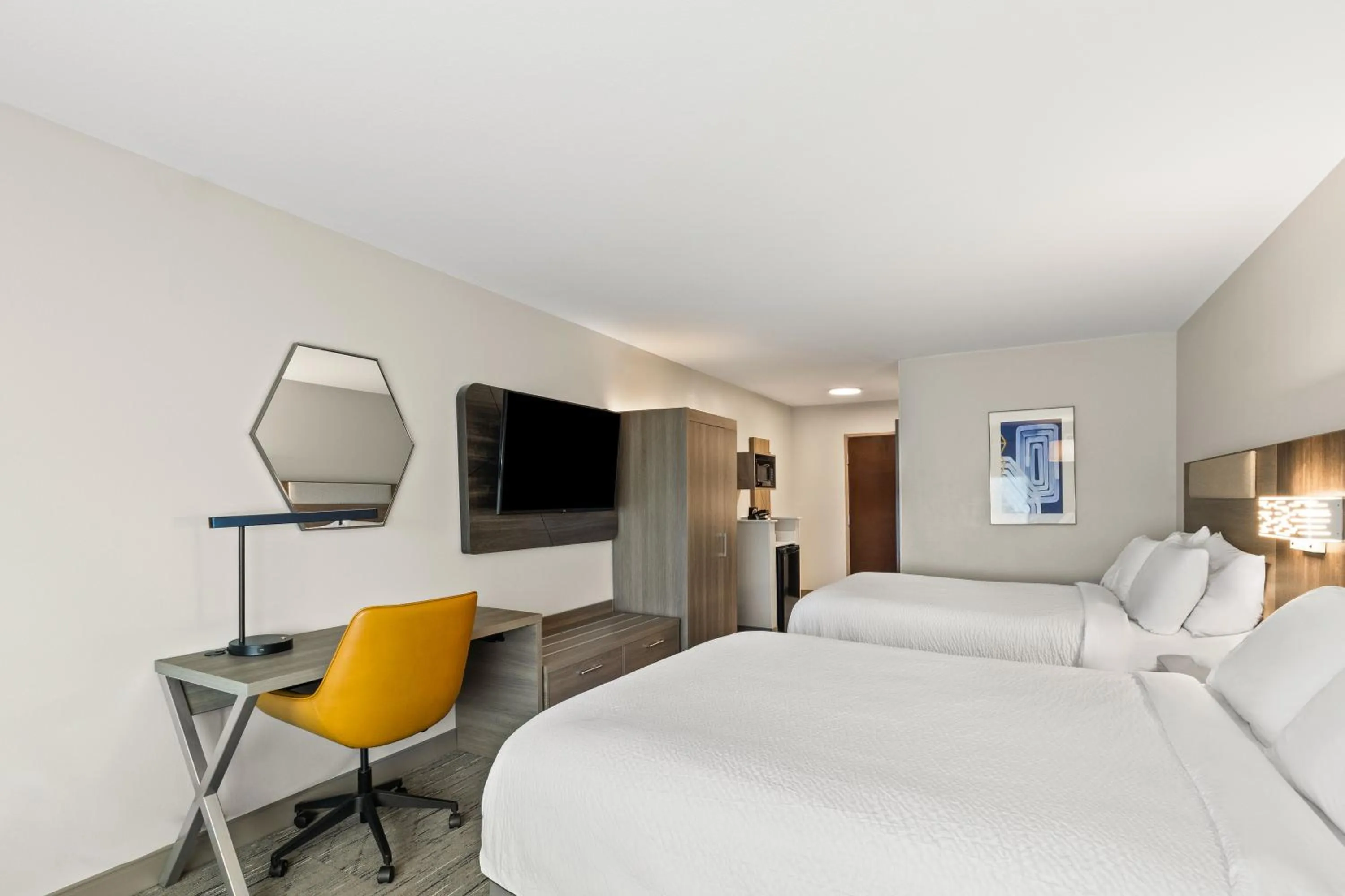 Bedroom, Bed in Holiday Inn Express & Suites Fairmont by IHG