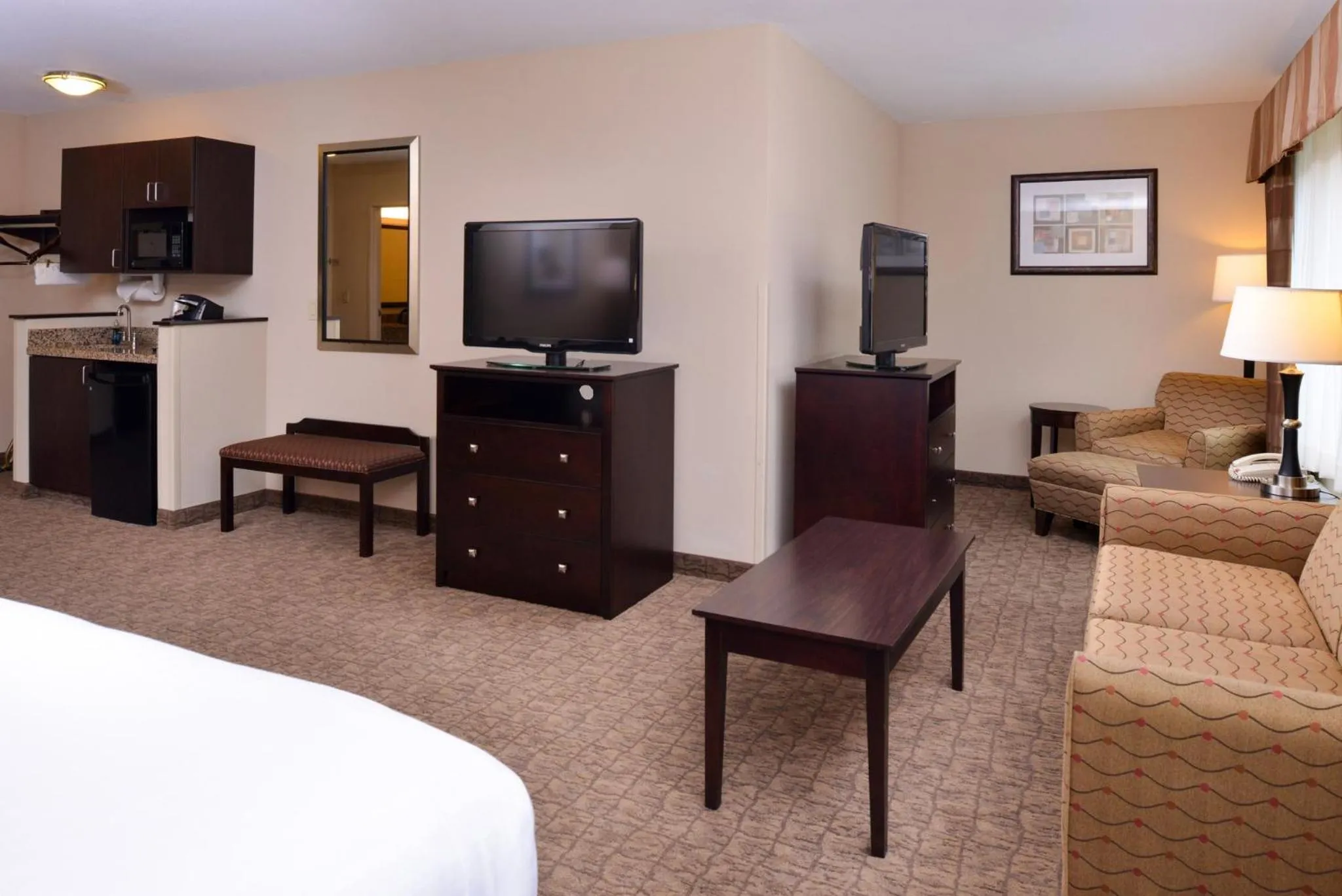 Photo of the whole room, Bed in Holiday Inn Express & Suites Fairmont by IHG